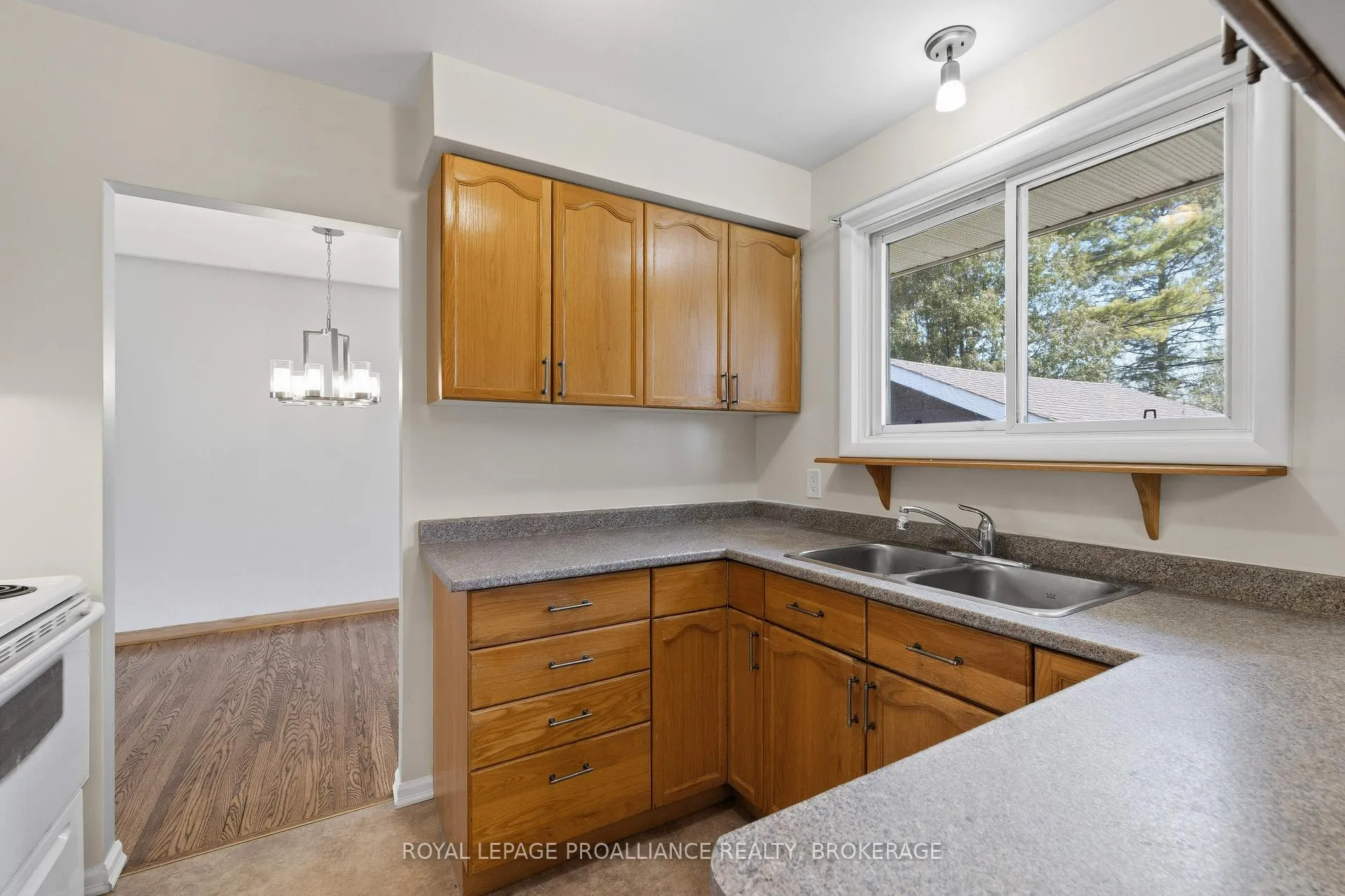 Photo 11 of 424 Parkview Drive, Kingston, City Southwest — HOMEH