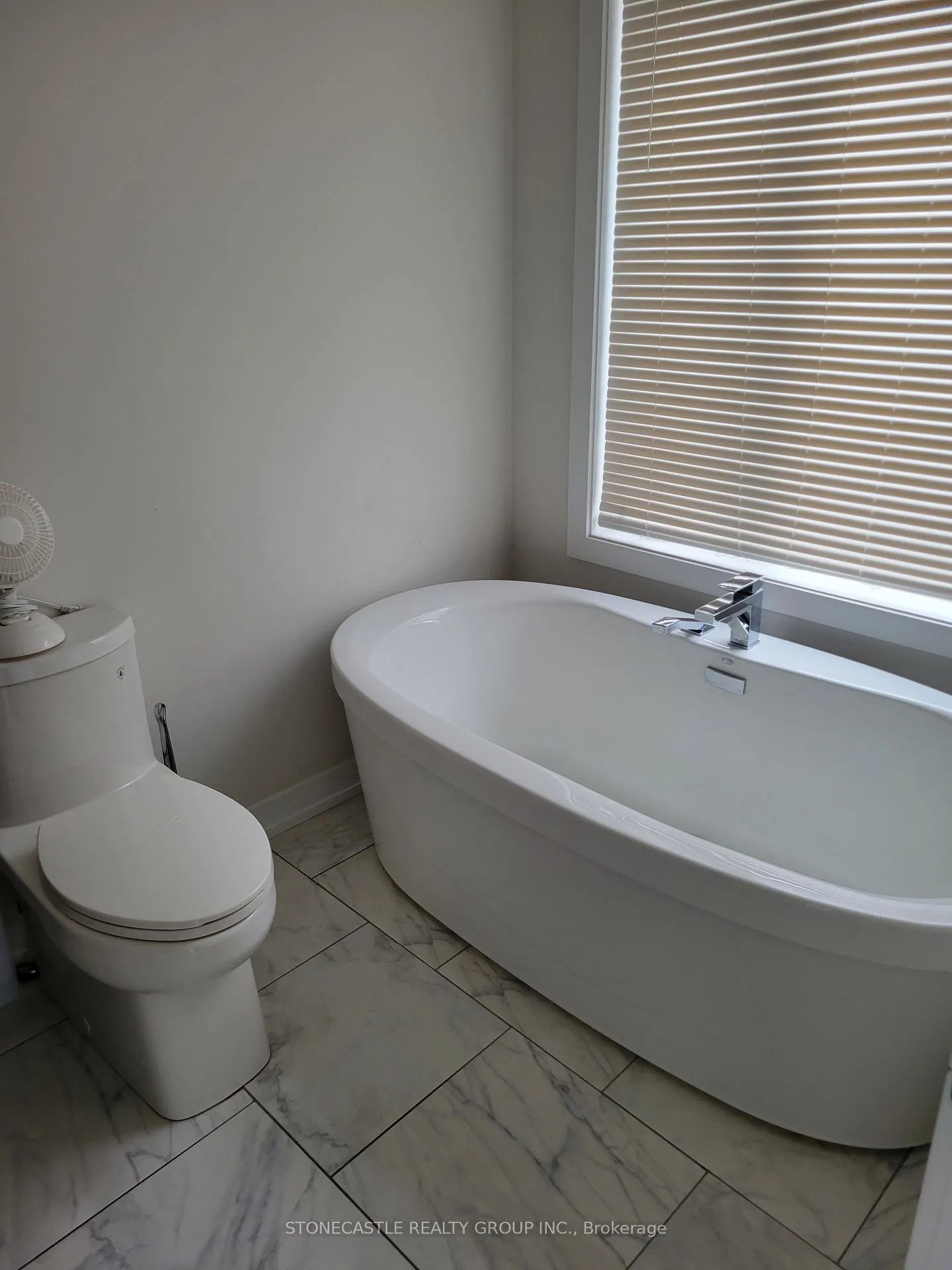 Photo 2 of 98 Salterton Circle, Vaughan, Maple — HOMEH