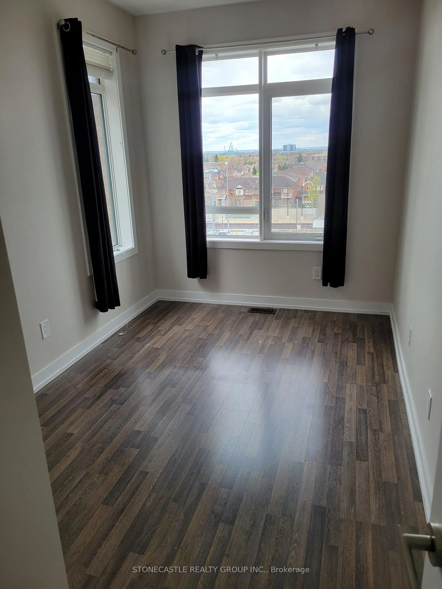 Photo 6 of 98 Salterton Circle, Vaughan, Maple — HOMEH
