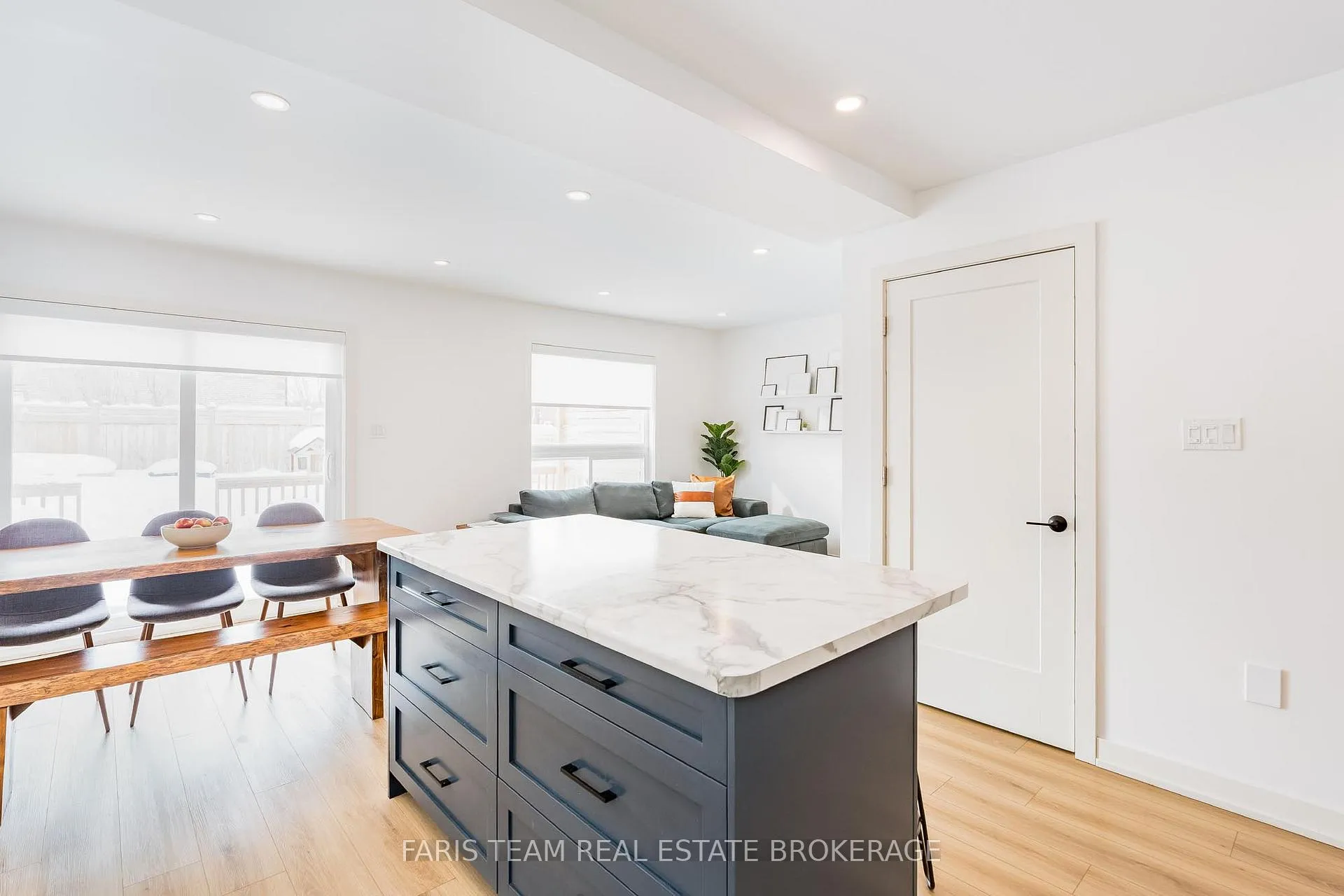 Photo 10 of 6 Majesty Boulevard, Barrie, Innis-Shore — HOMEH