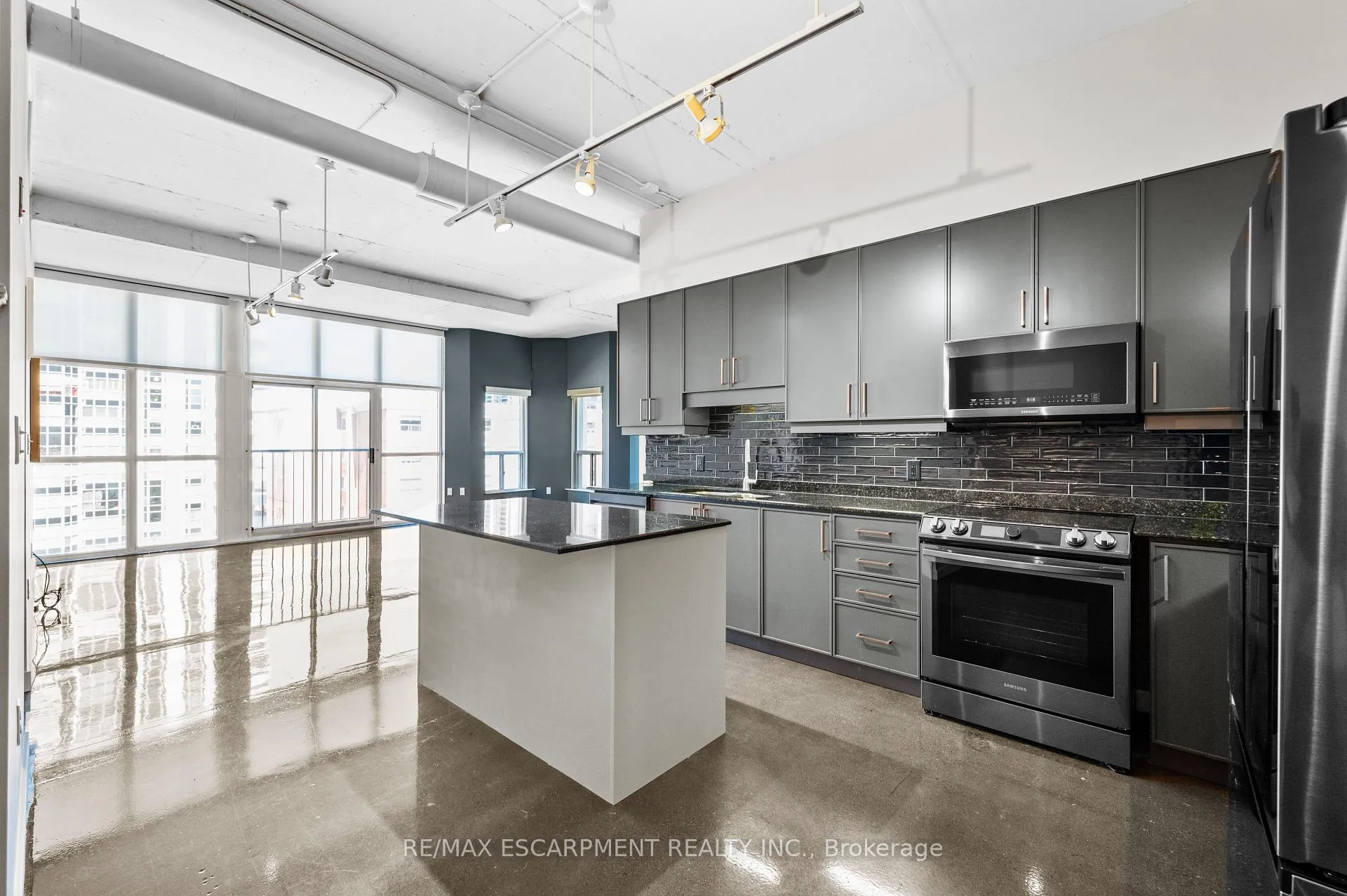 Front of Unit 614, 66 Bay Street S