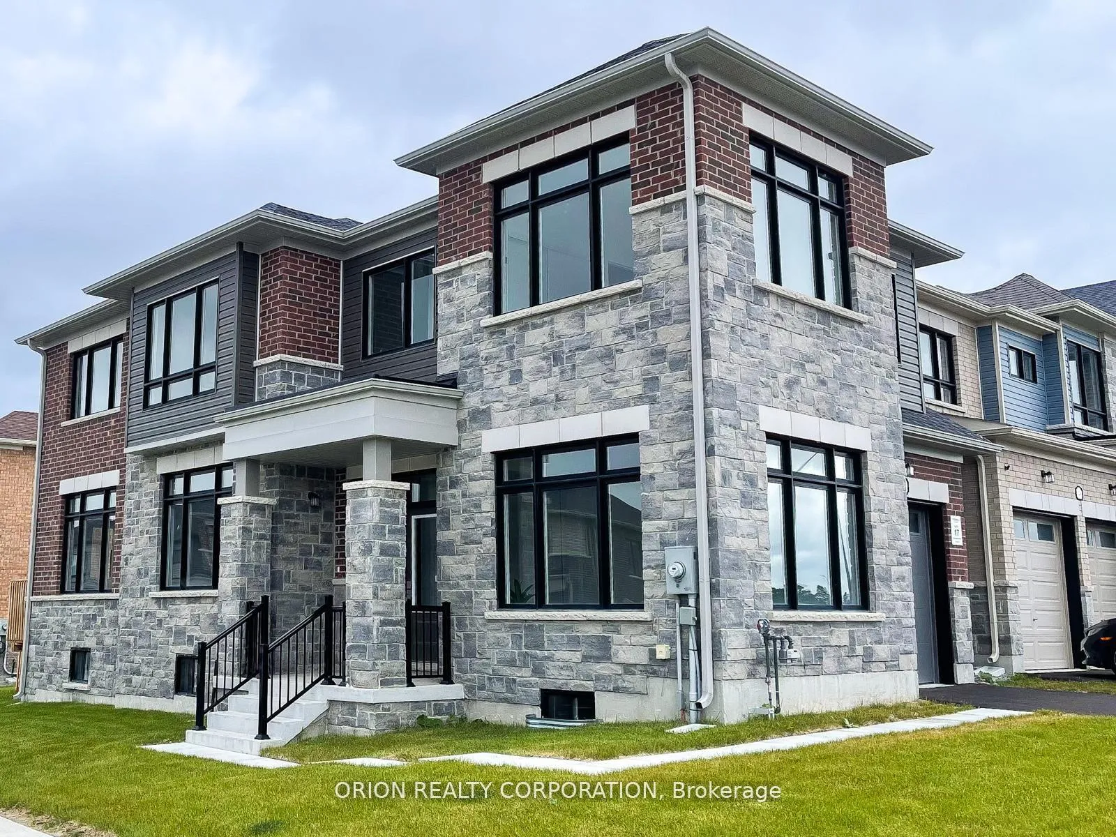 Photo 2 of 147 Fenchurch Manor, Barrie, Rural Barrie Southeast — HOMEH