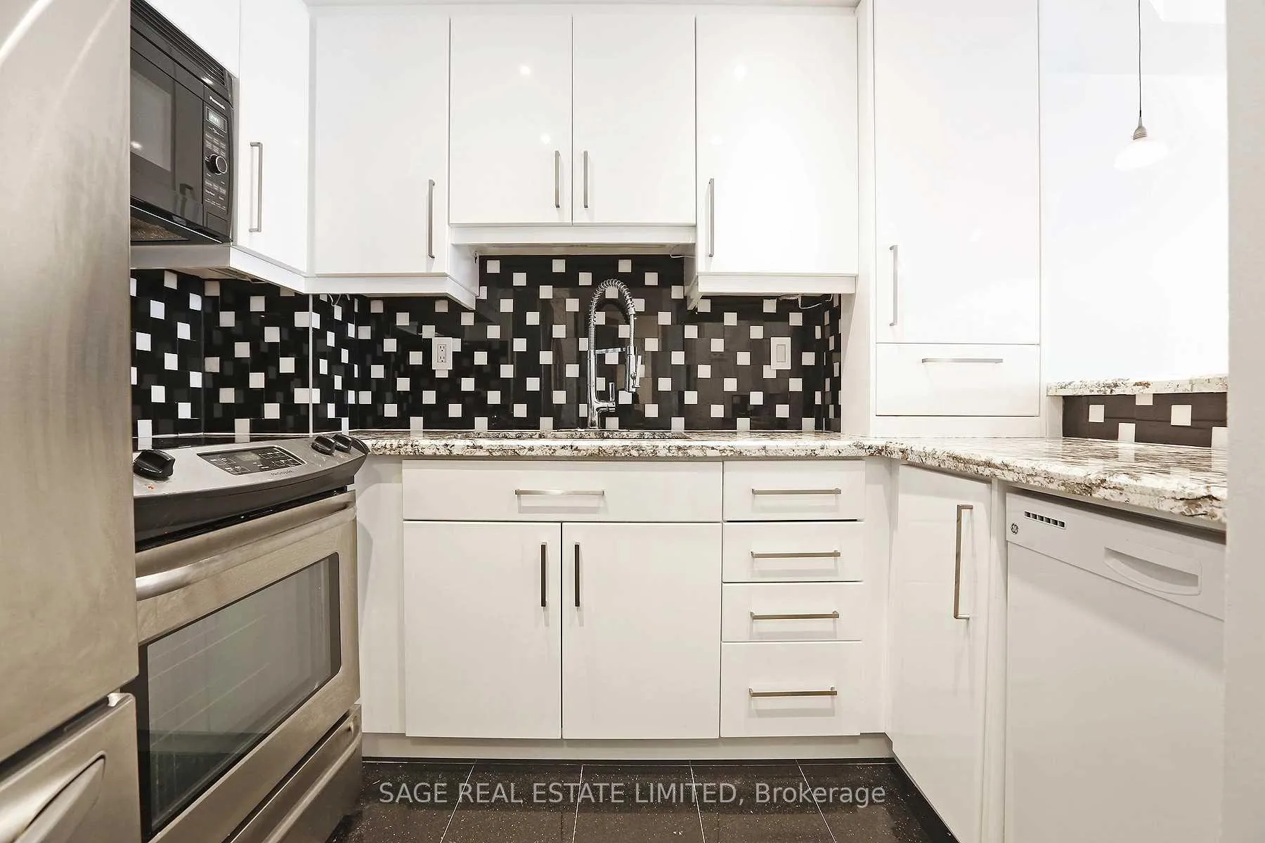 Photo 3 of Unit 705, 7 Broadway Avenue, Toronto, Mount Pleasant West — HOMEH