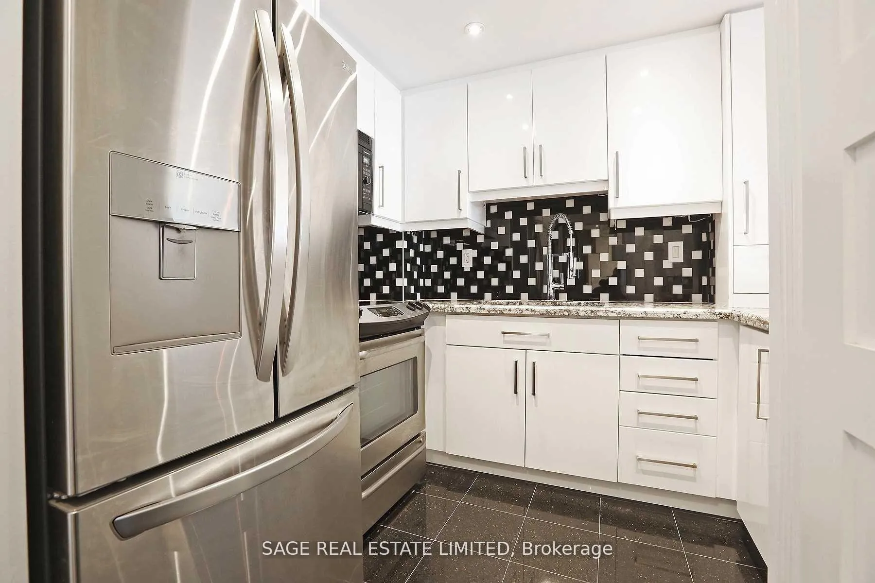 Photo 4 of Unit 705, 7 Broadway Avenue, Toronto, Mount Pleasant West — HOMEH