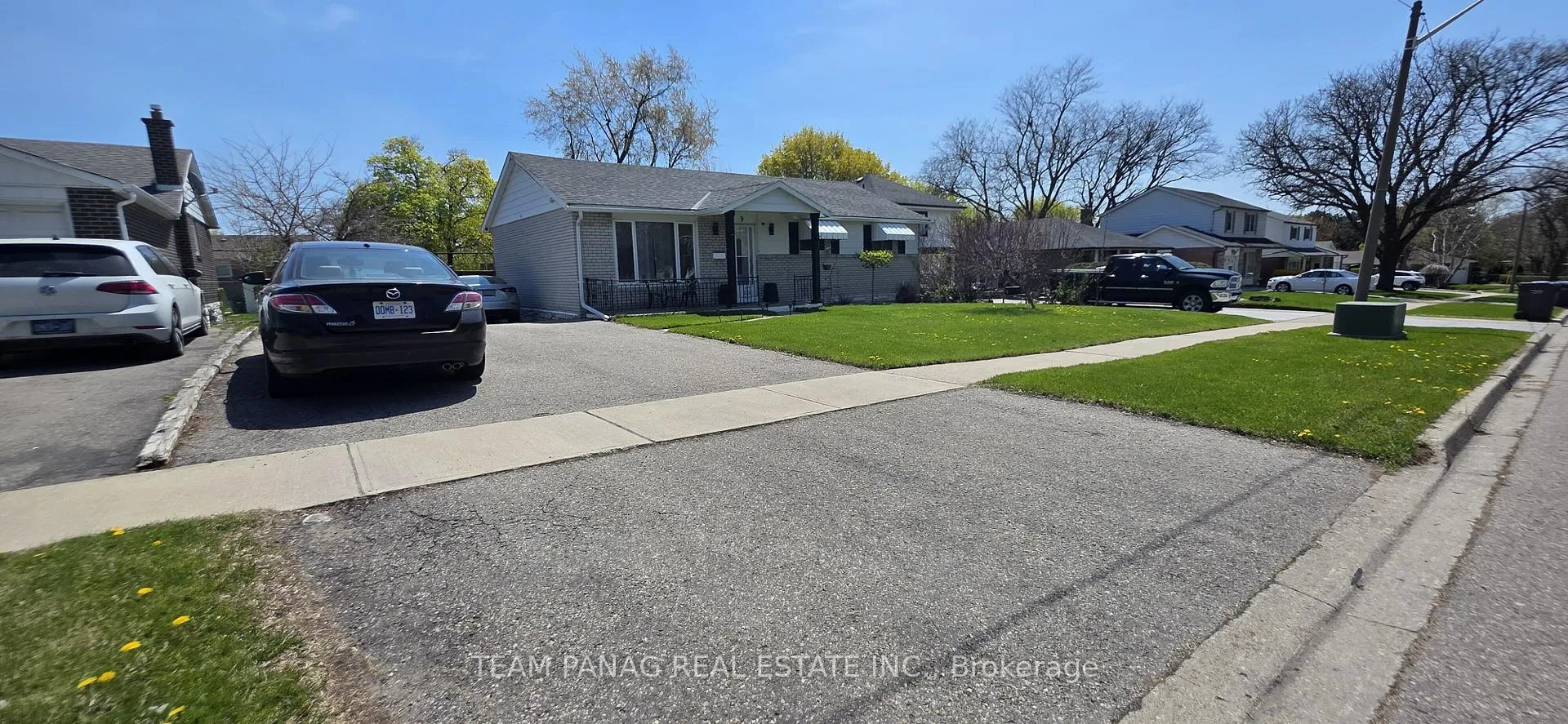 Photo 2 of 9 Appleby Drive, Brampton, Avondale — HOMEH