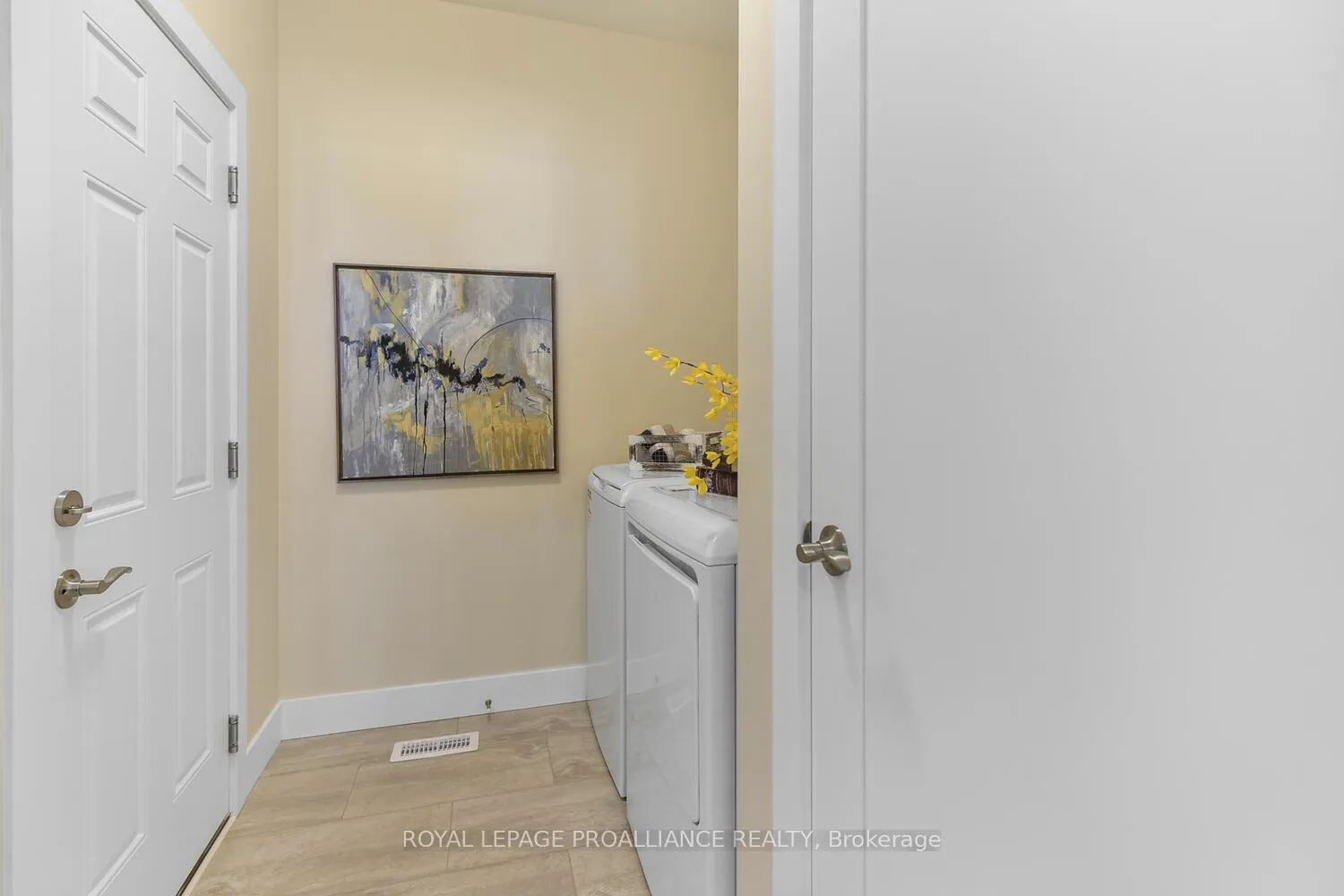 Photo 16 of 29 Douglas Marshall Crescent, Brockville — HOMEH