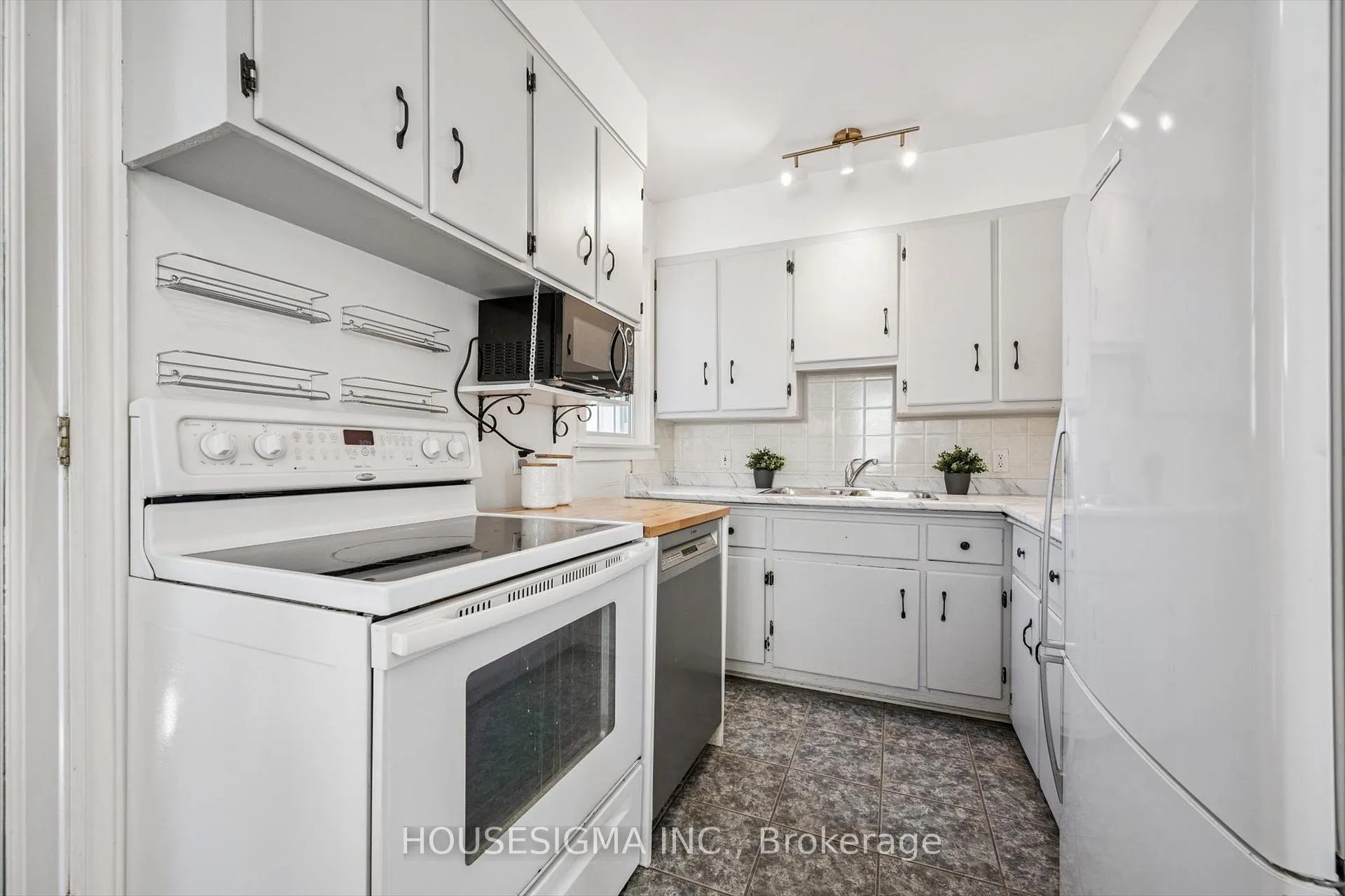 Photo 18 of 46 Seneca Drive, Kitchener — HOMEH