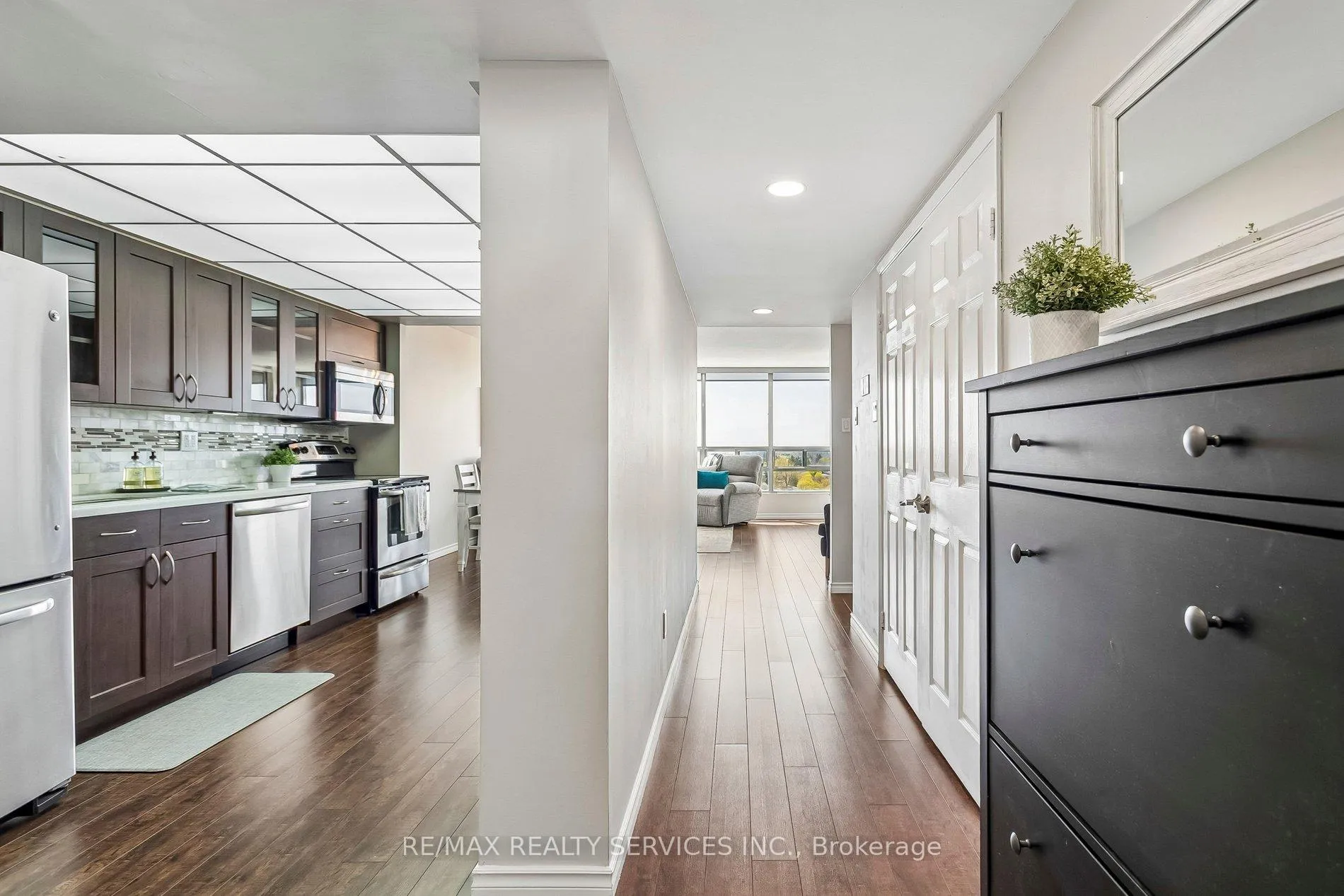 Photo 4 of Unit 1108, 320 Mill Street S, Brampton, Brampton South — HOMEH