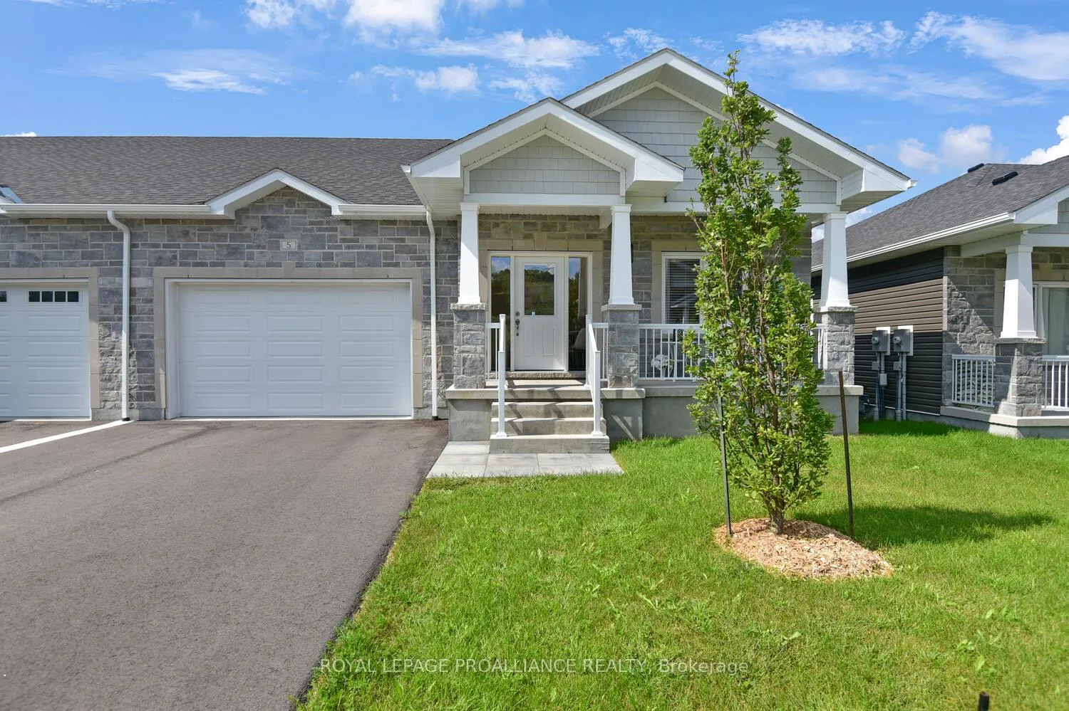 Photo 2 of 33 Douglas Marshall Crescent, Brockville — HOMEH