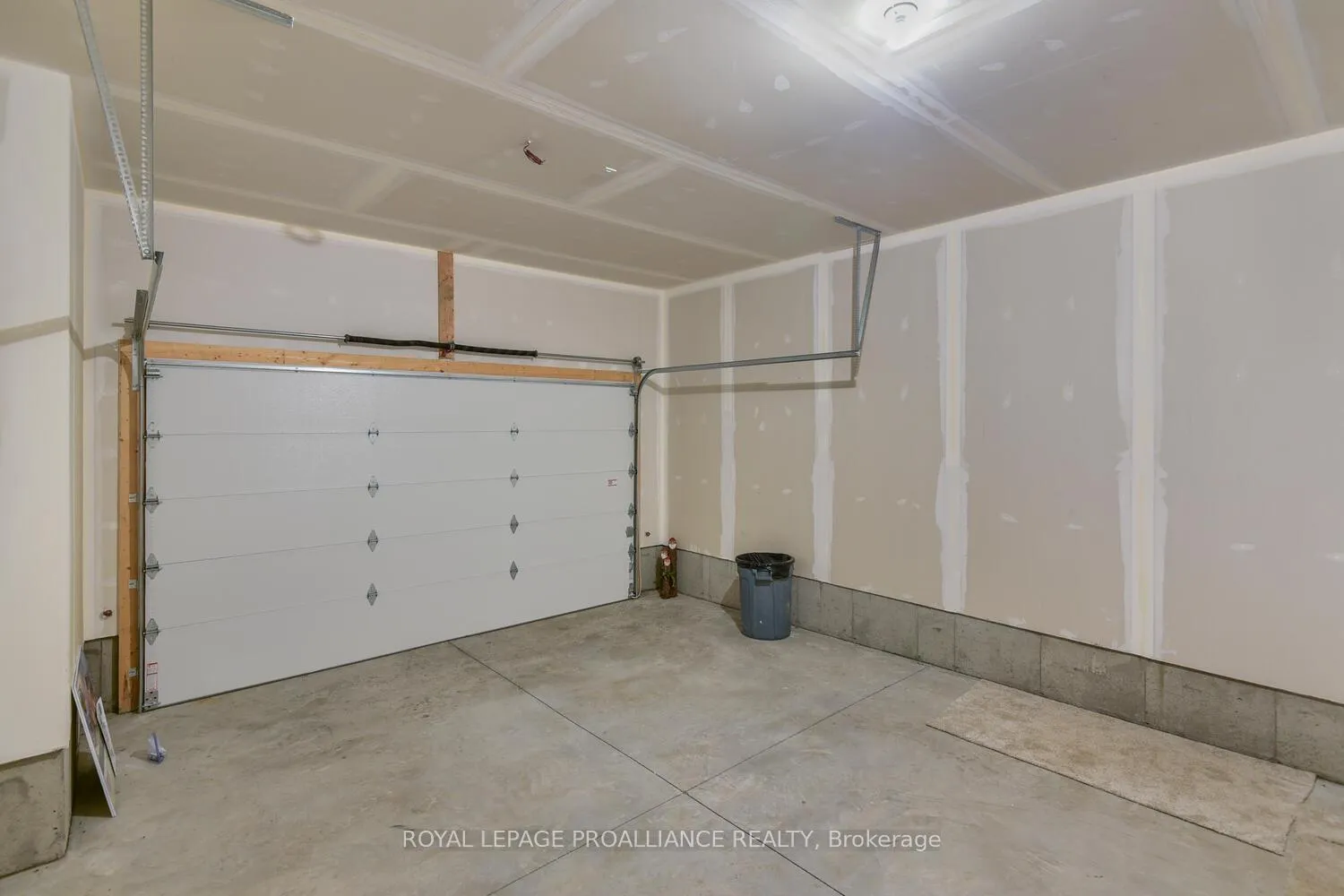 Photo 17 of 33 Douglas Marshall Crescent, Brockville — HOMEH