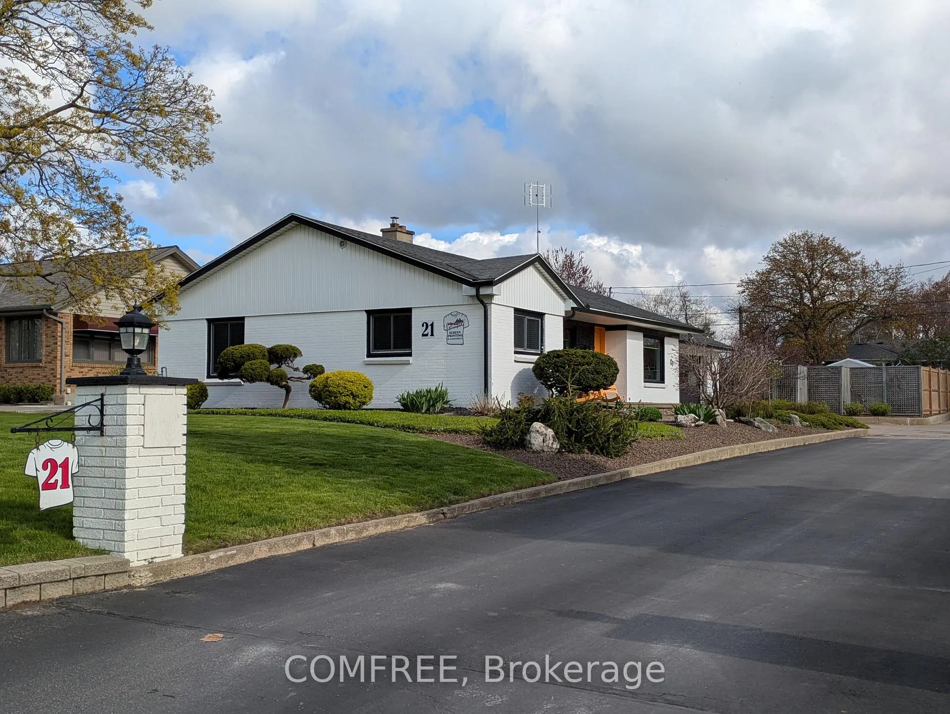 Photo 2 of 21 Seacliff Drive W, Leamington — HOMEH