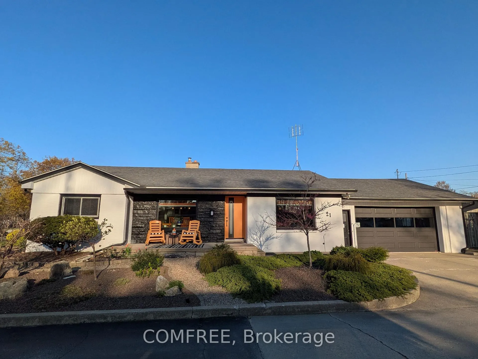 Photo 3 of 21 Seacliff Drive W, Leamington — HOMEH