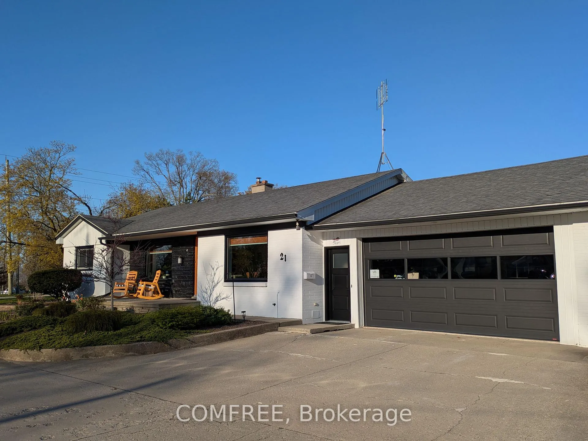 Photo 4 of 21 Seacliff Drive W, Leamington — HOMEH