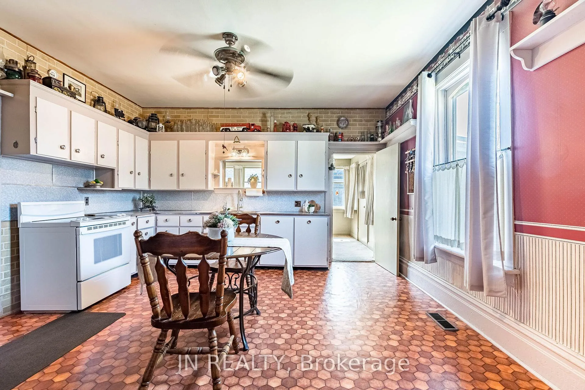 Photo 8 of 77 Nelson Street W, Brampton, Downtown Brampton — HOMEH