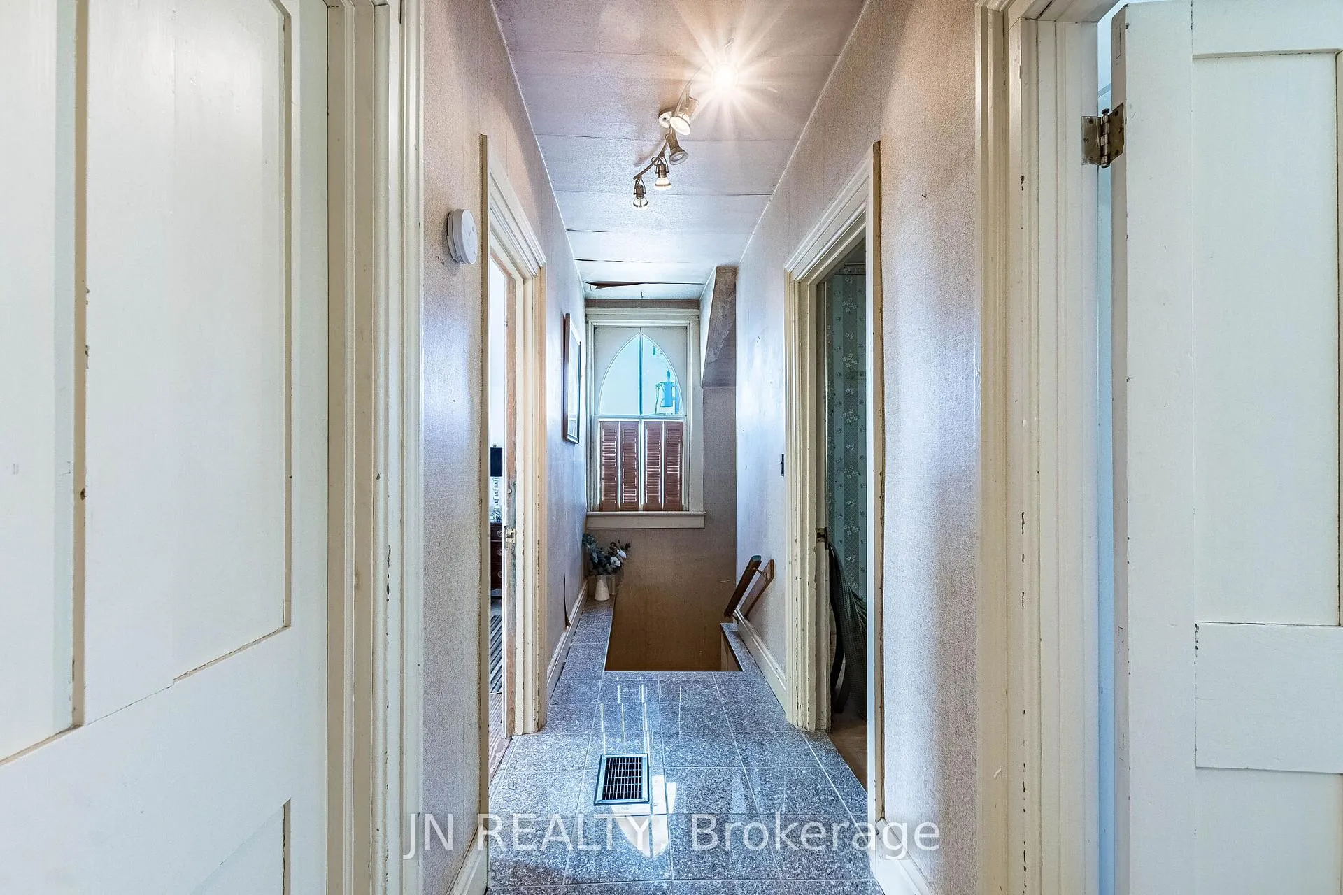 Photo 17 of 77 Nelson Street W, Brampton, Downtown Brampton — HOMEH