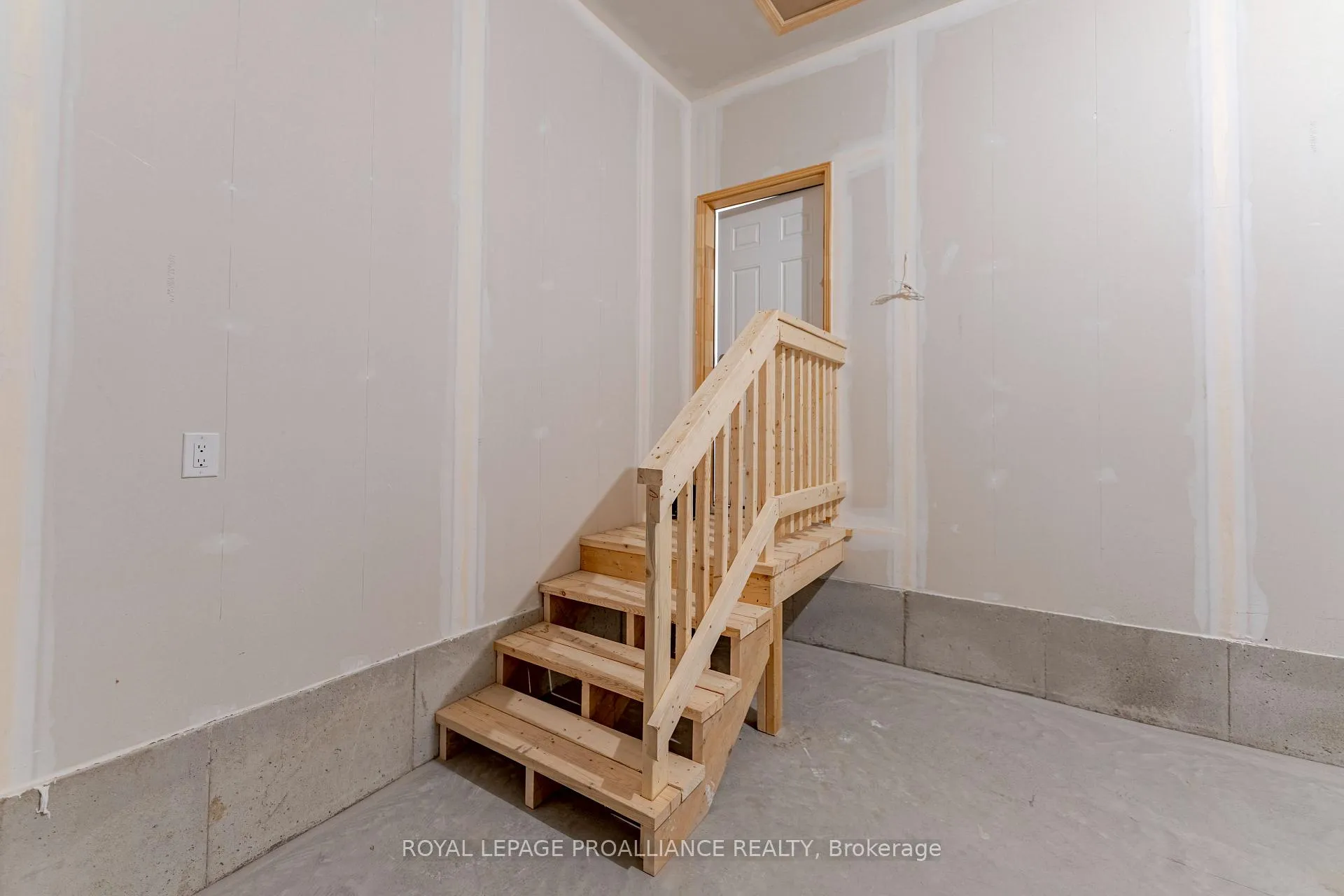 Photo 31 of 31 Douglas Marshall Crescent, Brockville — HOMEH