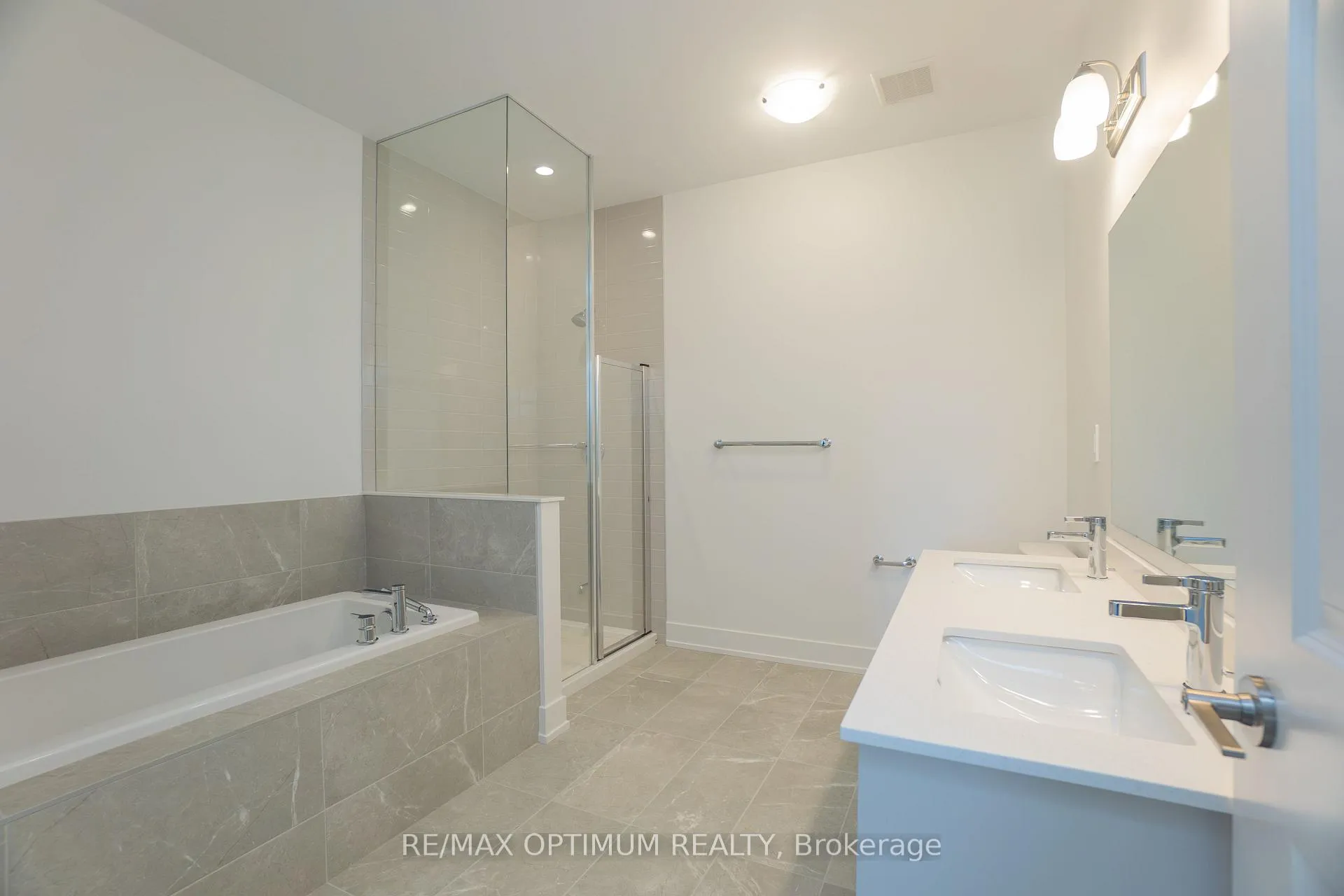 Photo 11 of 46 Bermondsey Way, Brampton, Bram West — HOMEH