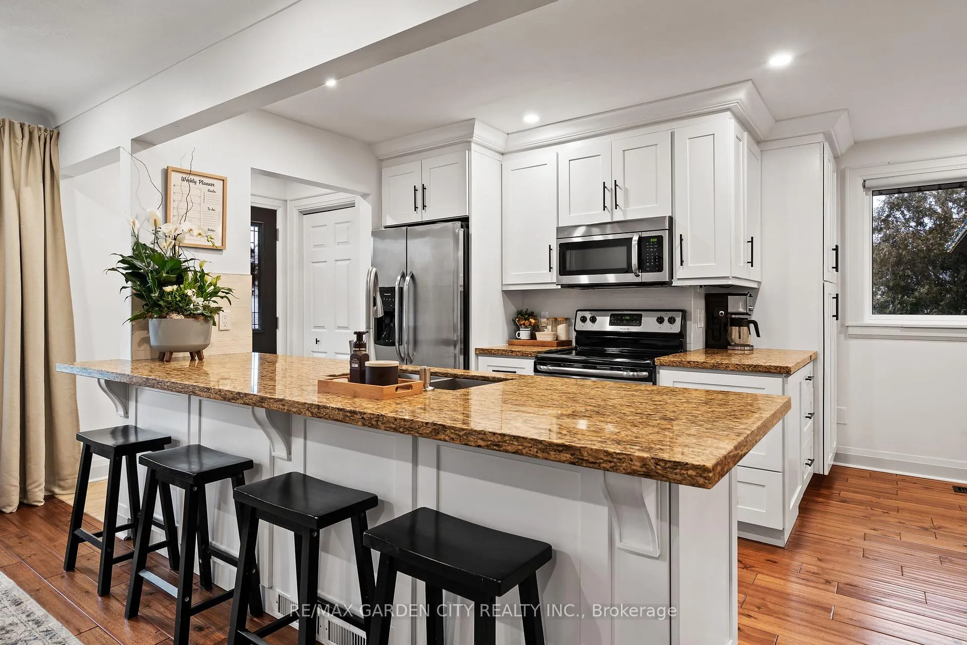 Photo 11 of 60 Brunswick Street, St. Catharines, Western Hill — HOMEH