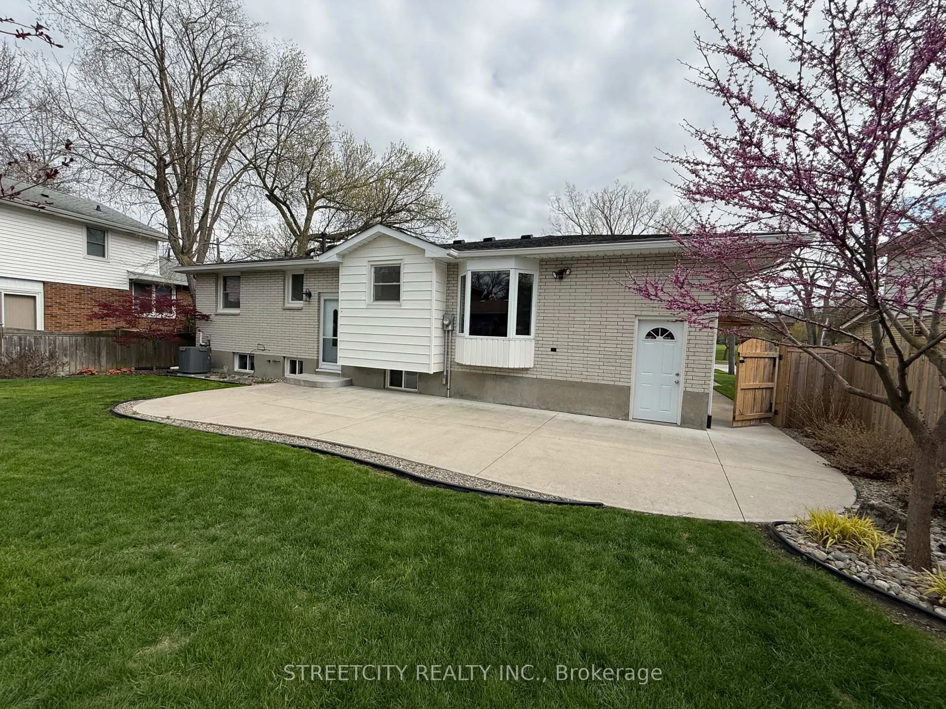 Photo 4 of 1044 Cathcart Boulevard, Sarnia — HOMEH