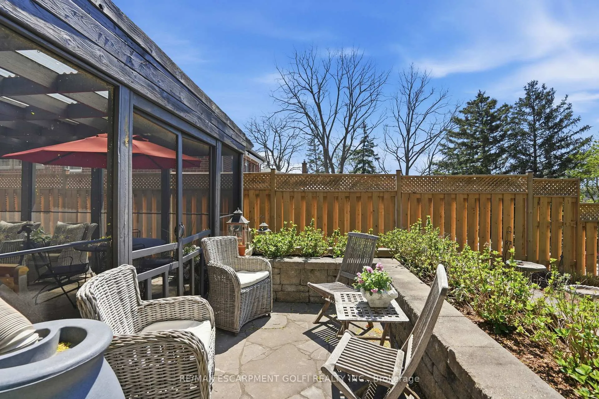 Photo 3 of 41 Queen Mary Drive, St. Catharines, Downtown — HOMEH