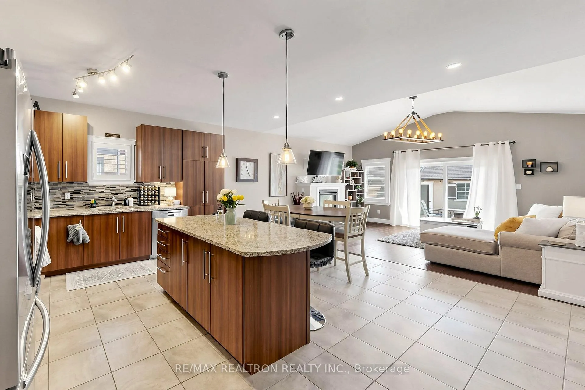 Photo 5 of 19 Stainton Street, Clarington, Courtice — HOMEH