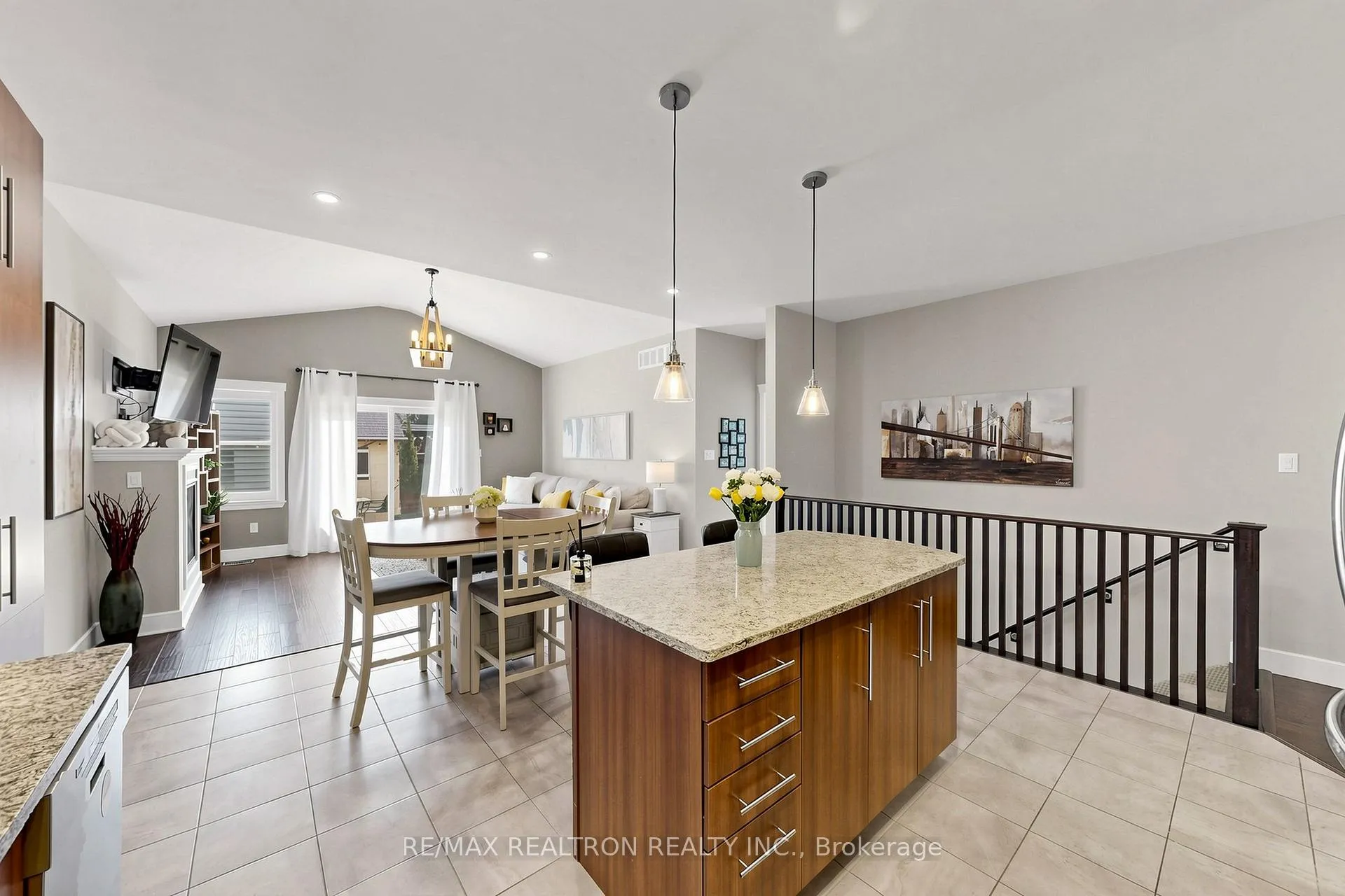 Photo 8 of 19 Stainton Street, Clarington, Courtice — HOMEH