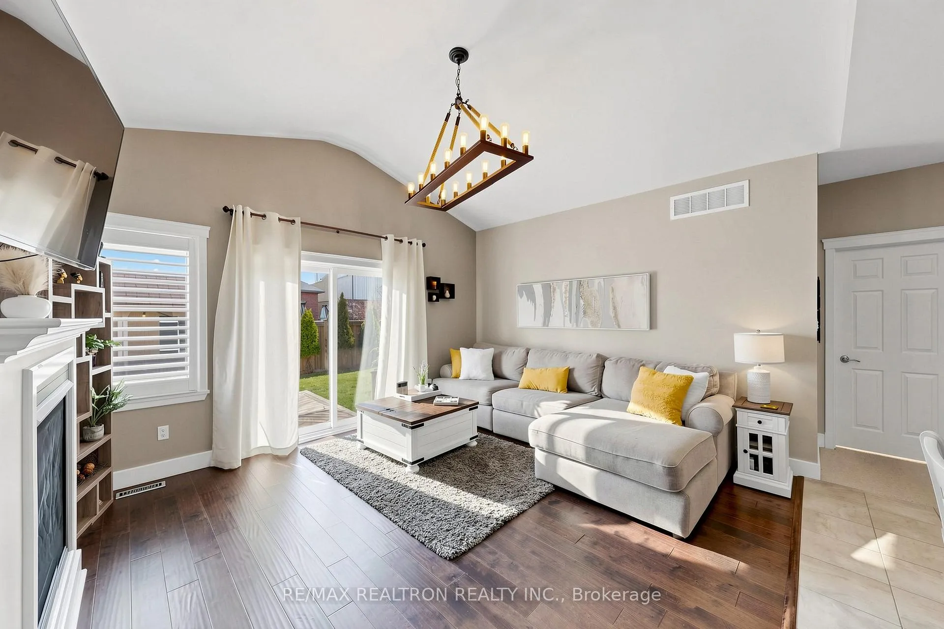 Photo 10 of 19 Stainton Street, Clarington, Courtice — HOMEH