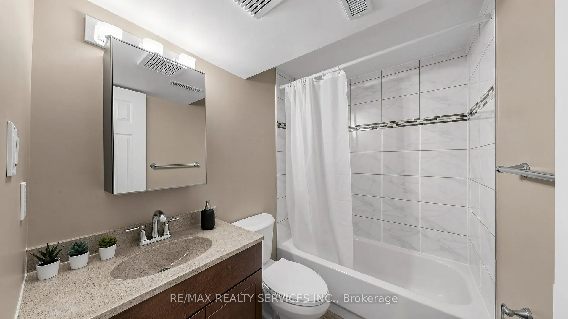 Photo 43 of 72 Nantucket Crescent, Brampton, Westgate — HOMEH