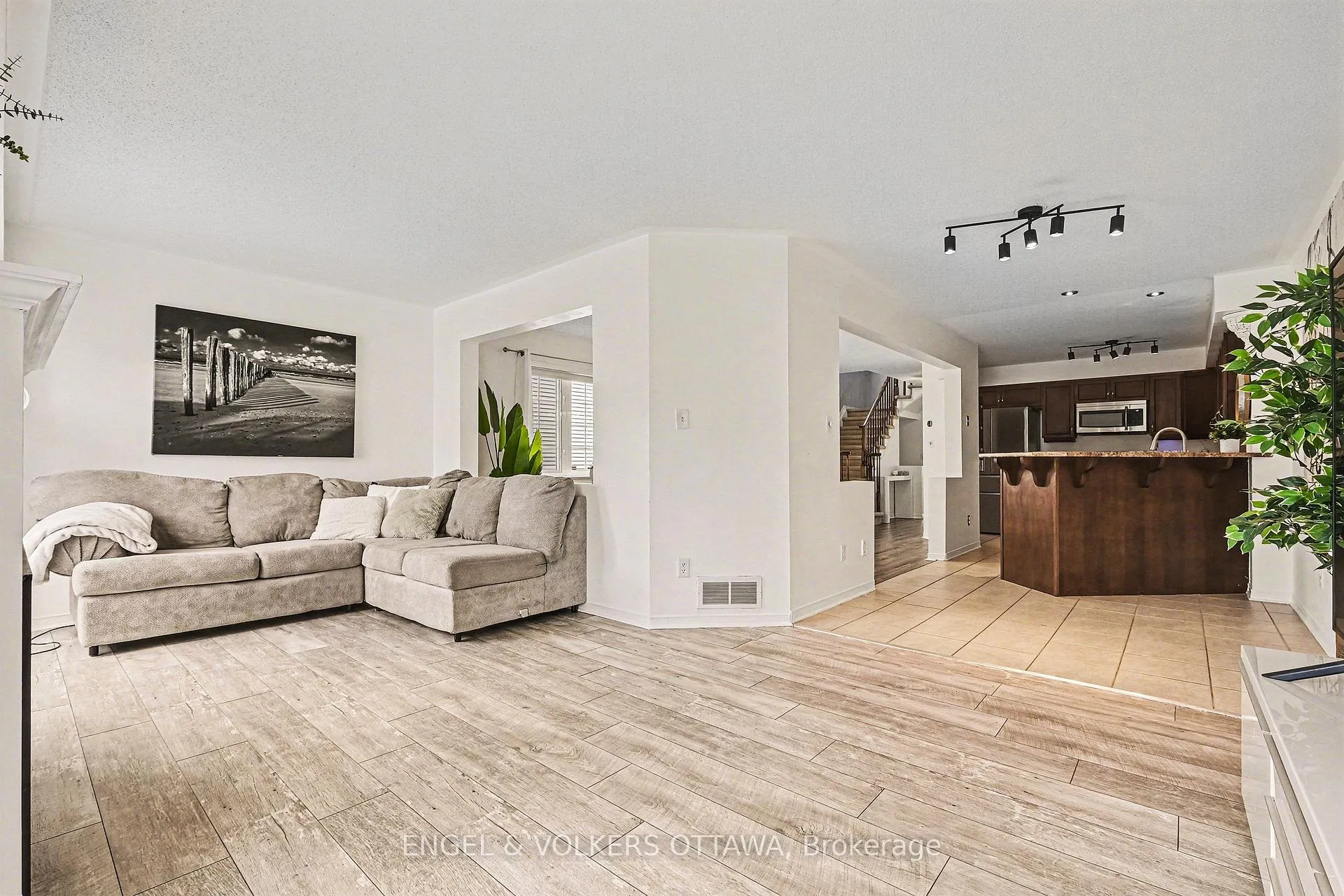 Photo 8 of 135 Lockhaven Private, Ottawa, Barrhaven - Stonebridge — HOMEH