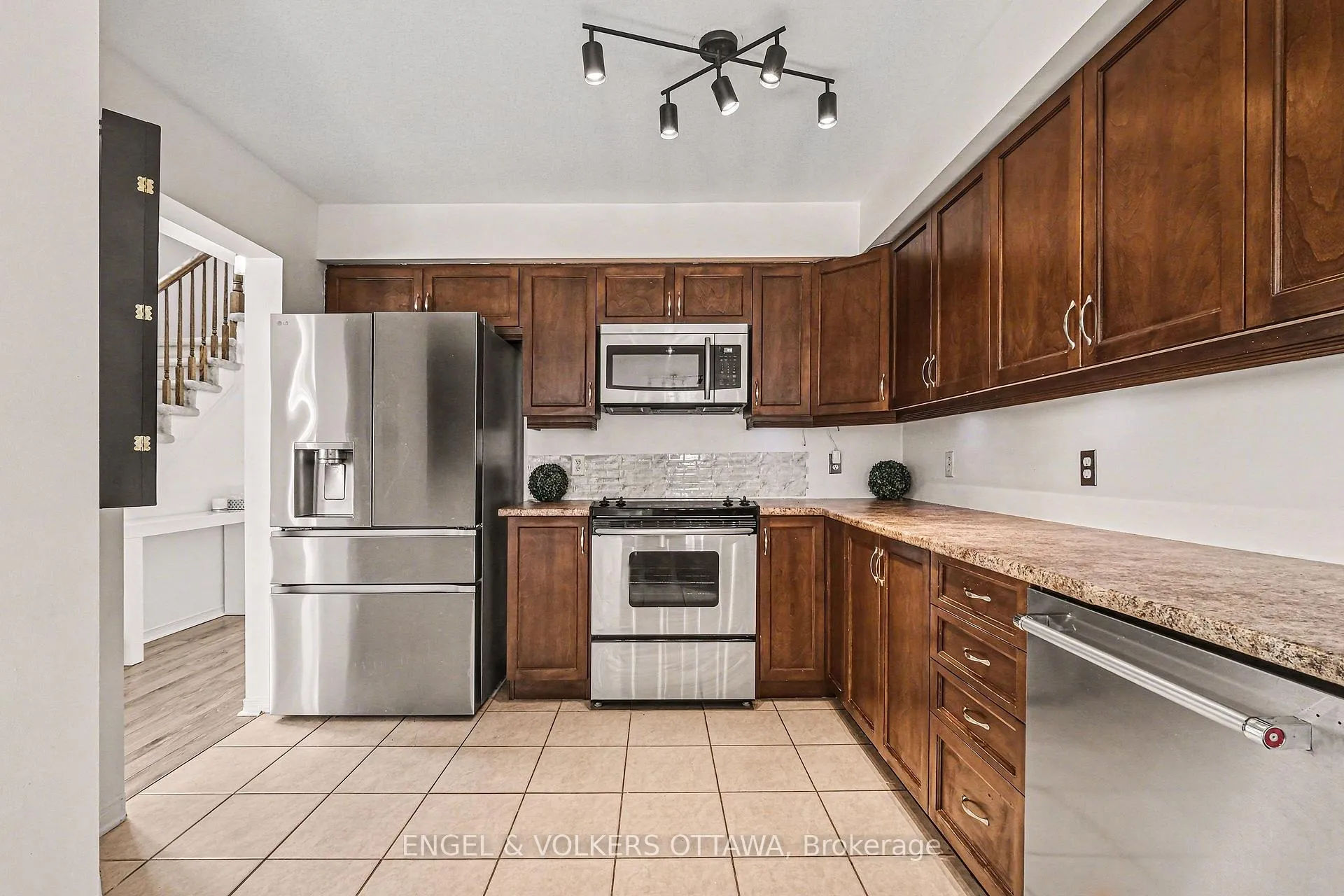 Photo 13 of 135 Lockhaven Private, Ottawa, Barrhaven - Stonebridge — HOMEH