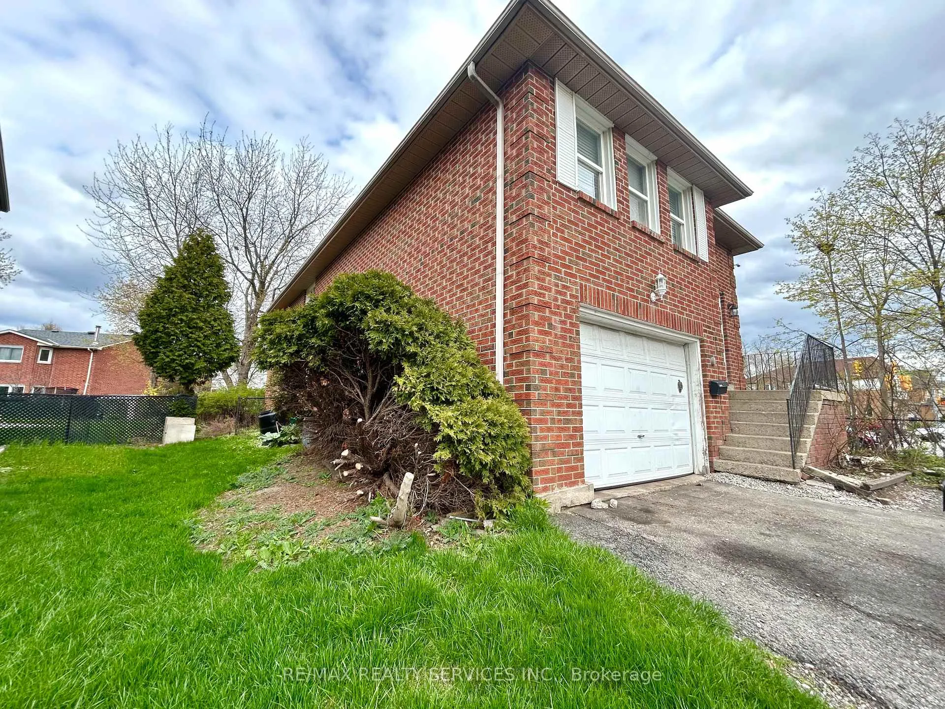 Photo 2 of 1 Braidwood Lake Road, Brampton, Heart Lake West — HOMEH