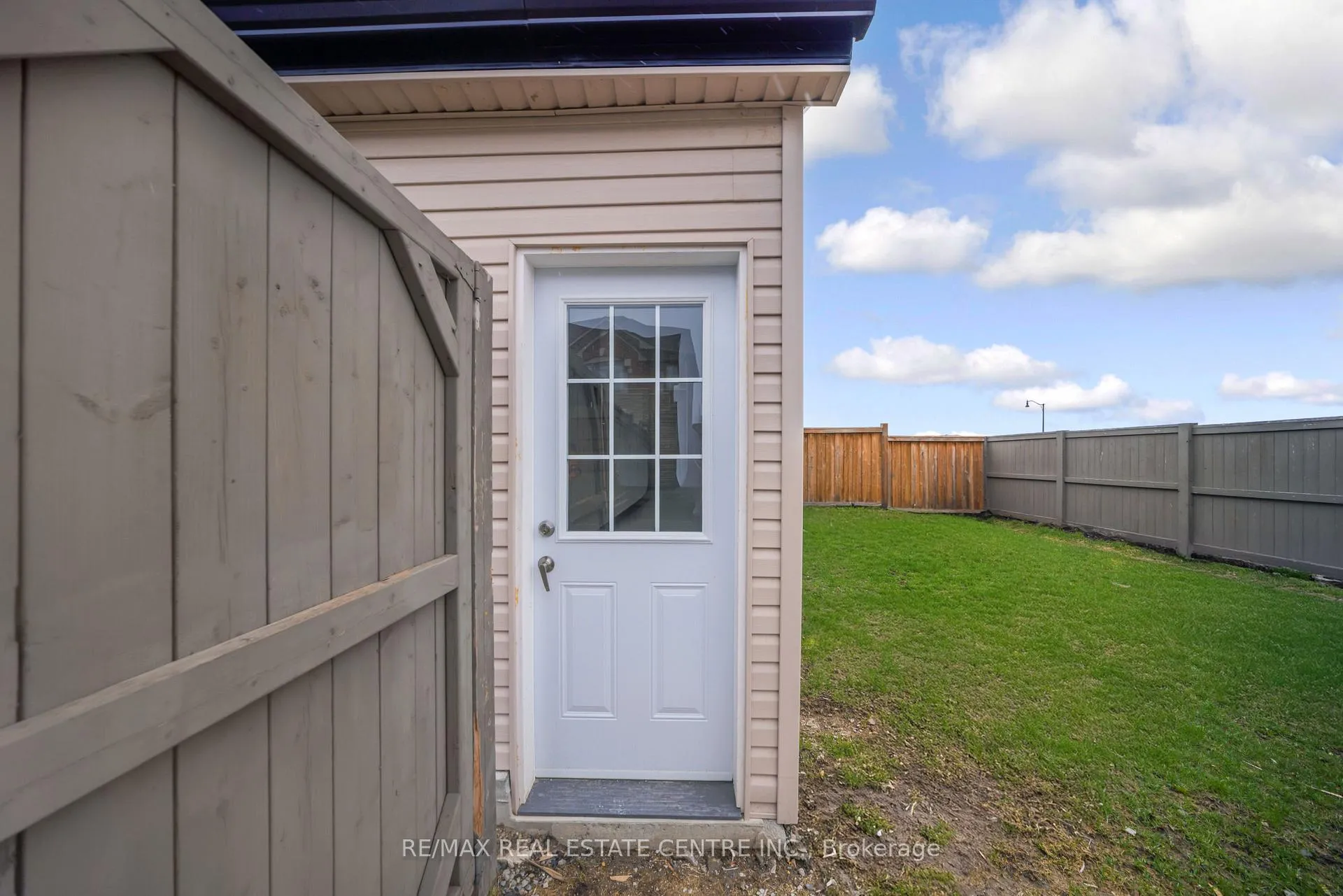 Photo 3 of 51 Circus Crescent, Brampton, Northwest Brampton — HOMEH