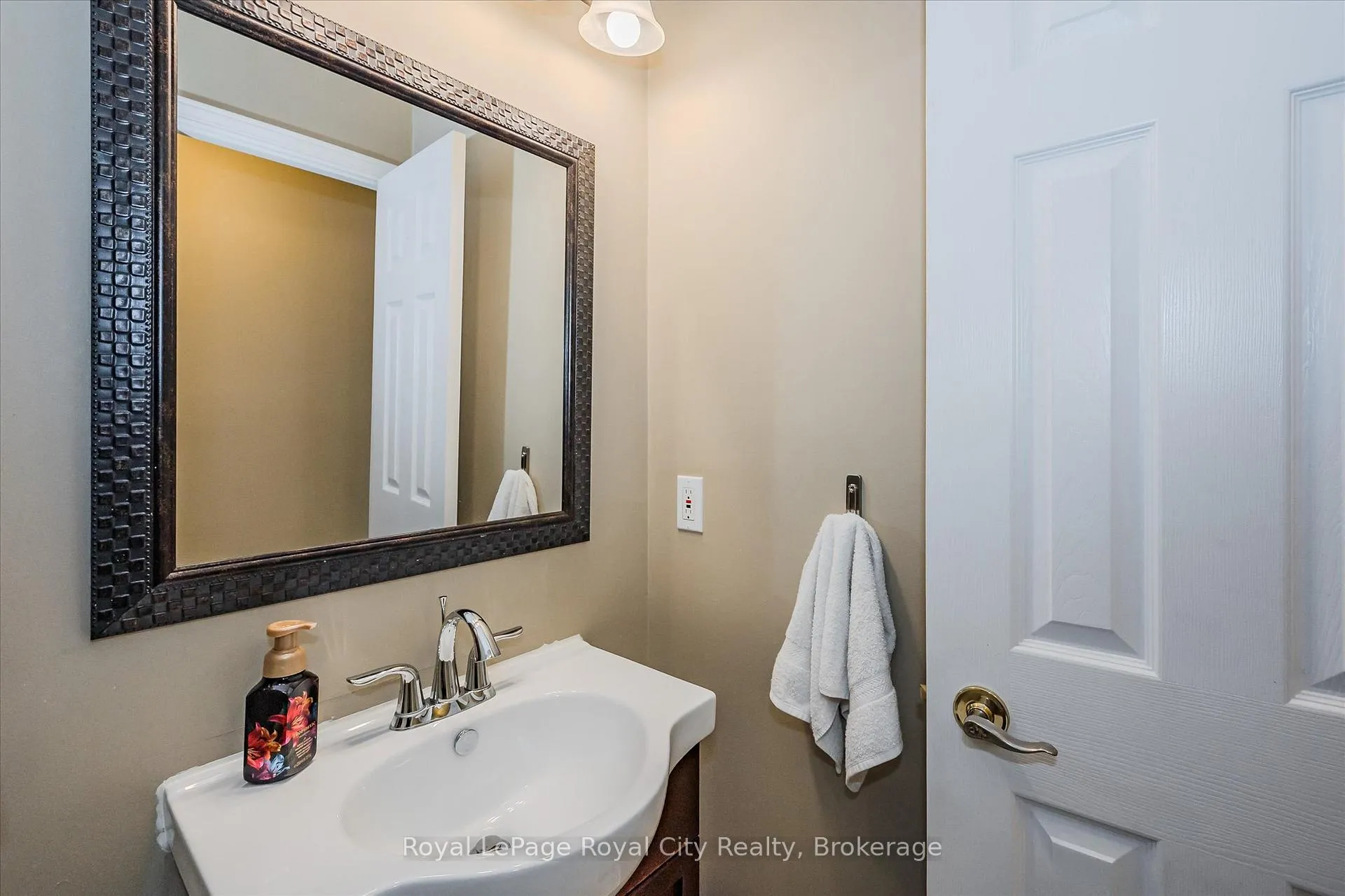 Photo 22 of 2 Oakridge Crescent, Guelph, Pineridge/Westminster Woods — HOMEH