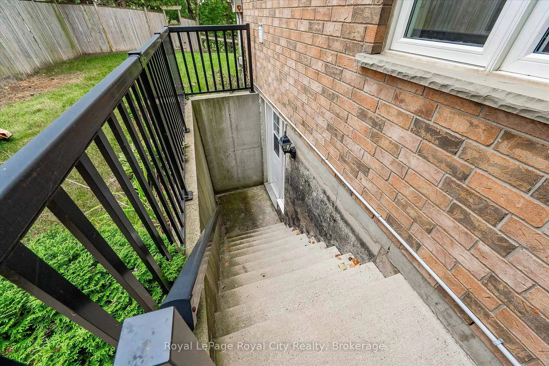 Photo 34 of 2 Oakridge Crescent, Guelph, Pineridge/Westminster Woods — HOMEH