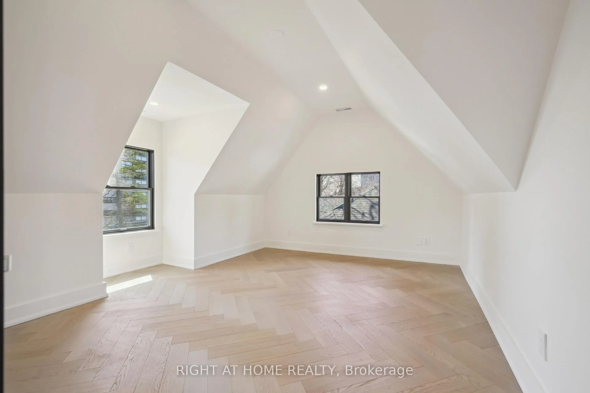 Photo 20 of 2187 Lakeshore Road, Burlington, Brant — HOMEH