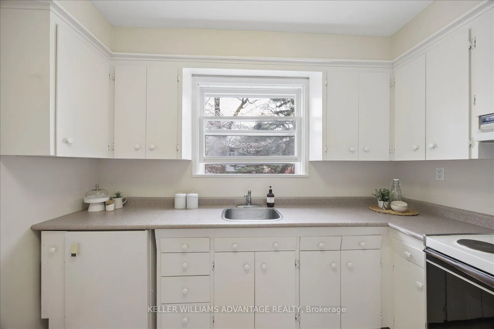 Photo 12 of 118 Silver Birch Avenue, Toronto, The Beaches — HOMEH