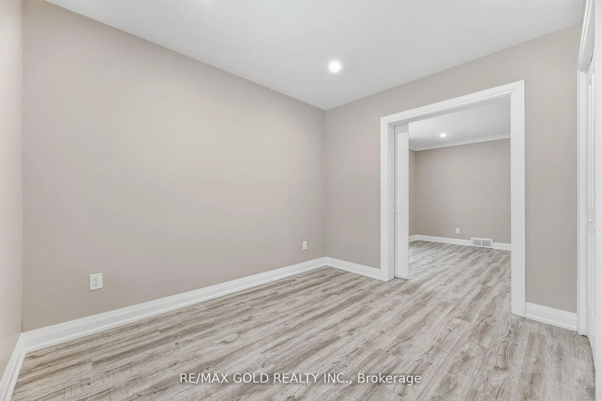 Photo 13 of 4445 Simcoe Street, Niagara Falls, Downtown — HOMEH