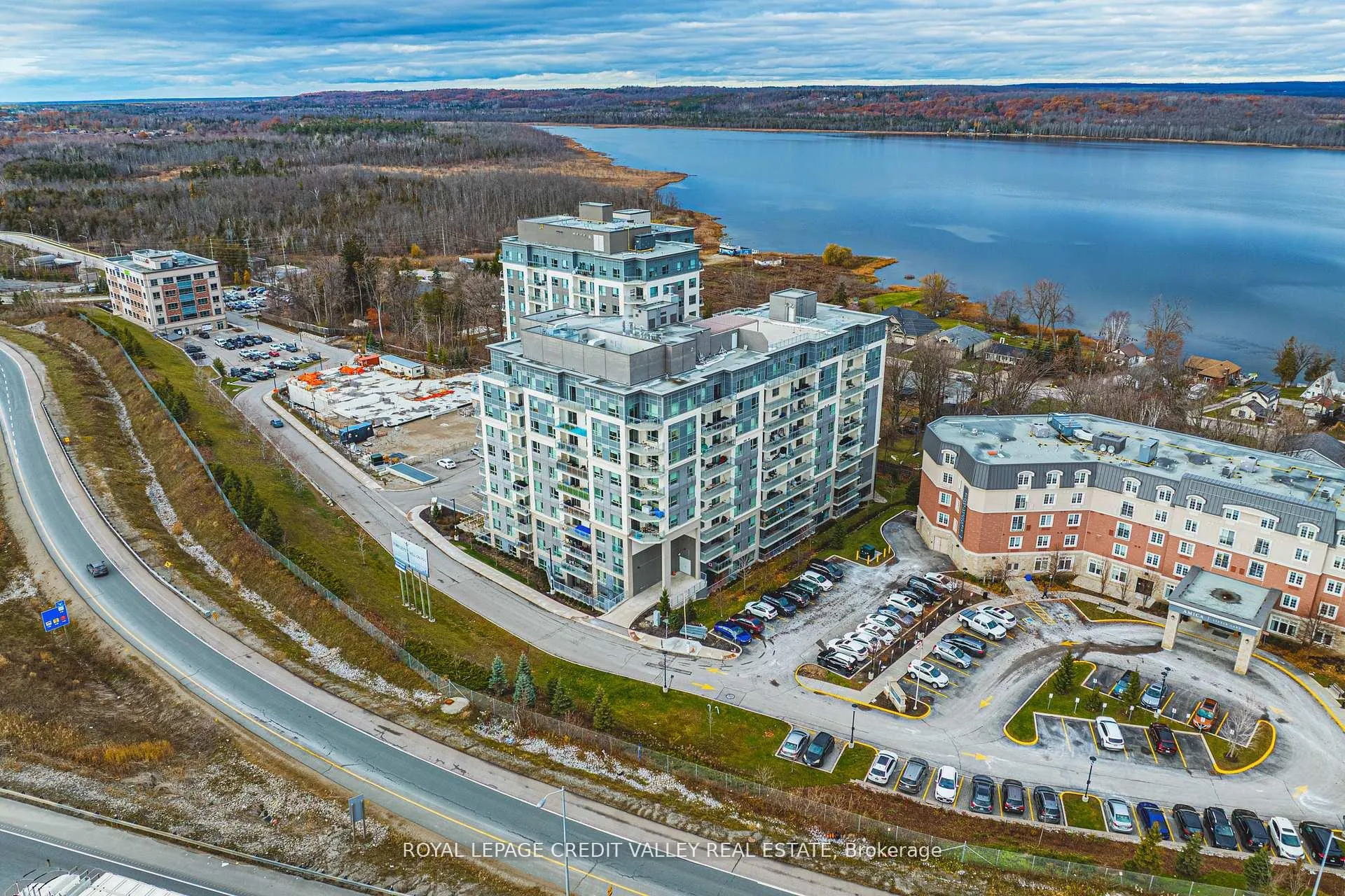 Photo 3 of Unit 317, 58 Lakeside Terrace, Barrie, Little Lake — HOMEH