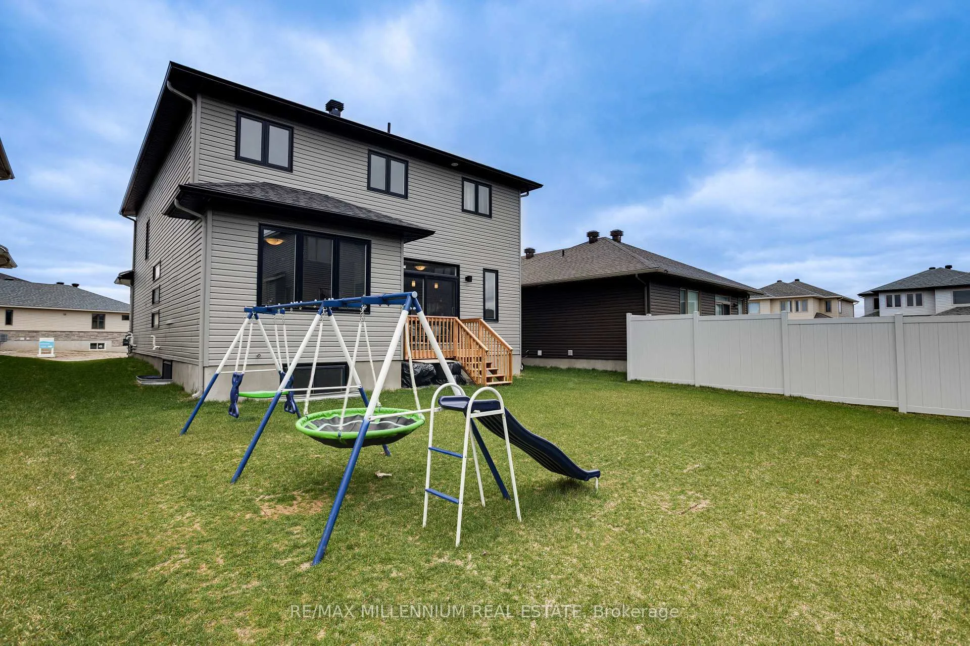 Photo 2 of 264 O'Donovan Drive, Carleton Place — HOMEH
