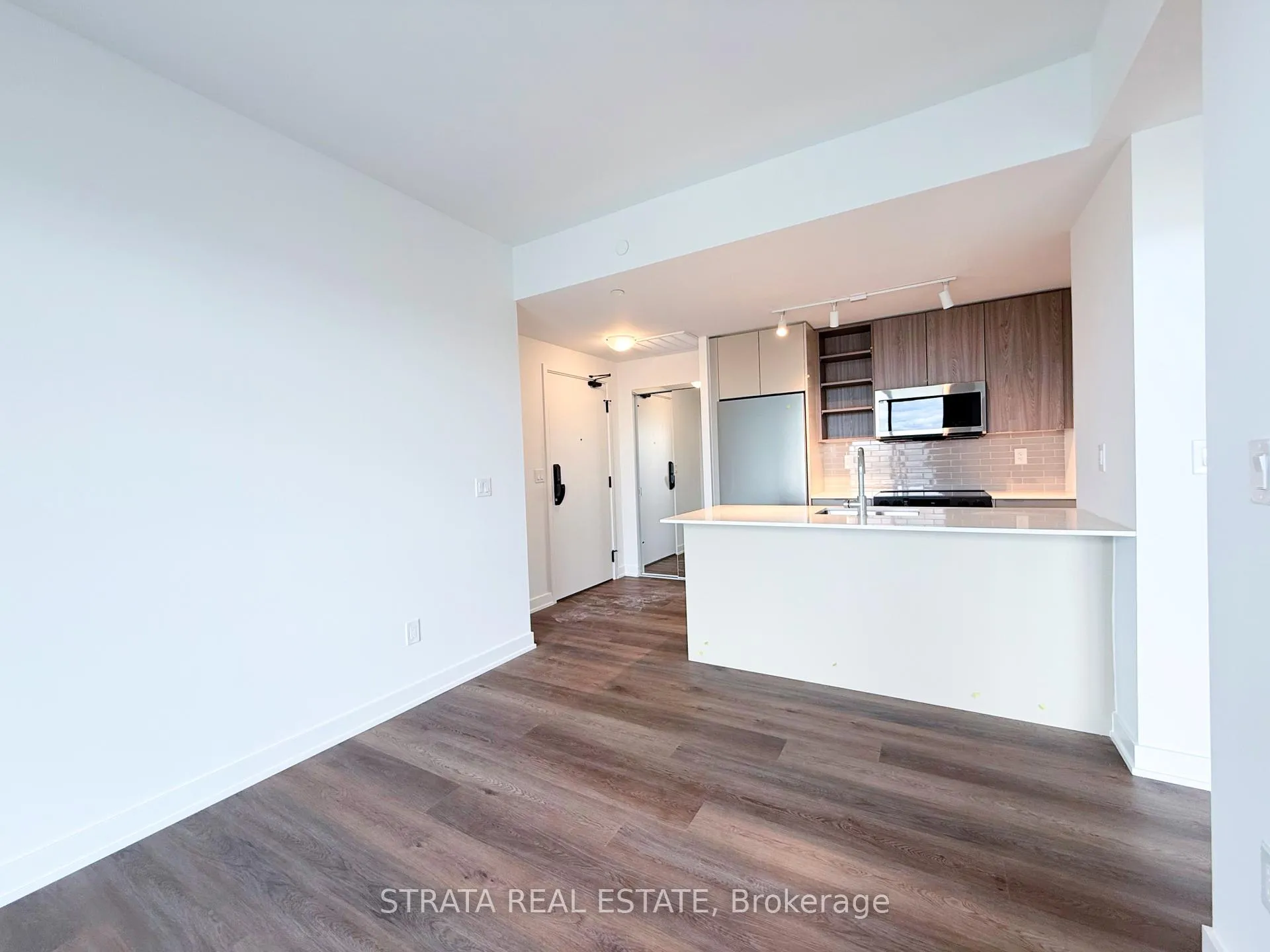 Photo 3 of Unit 1601, 2075 Lakeshore Road, Burlington, Brant — HOMEH