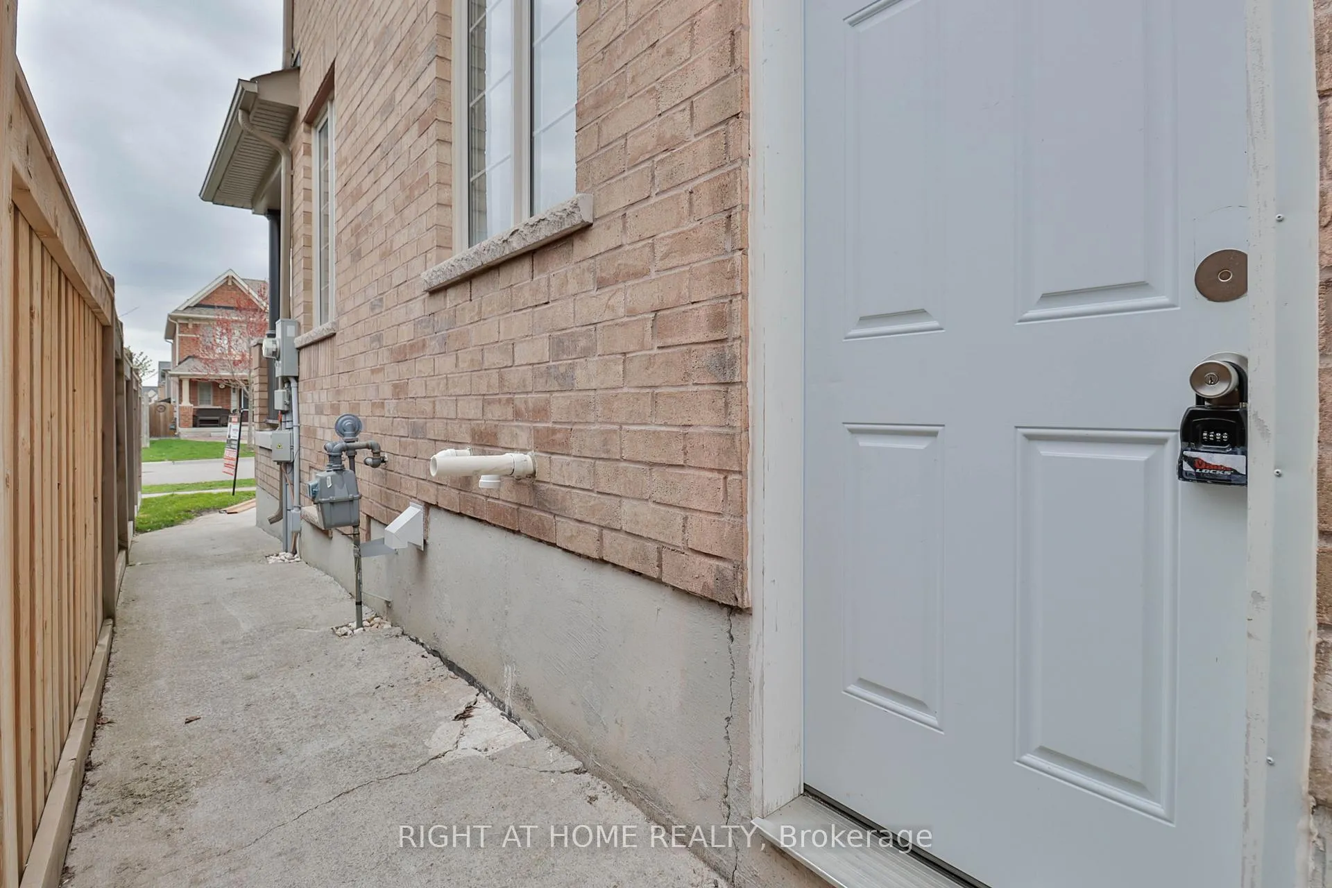 Photo 4 of Unit Bsmt, 186 Cosgrove Drive, Oshawa, Windfields — HOMEH