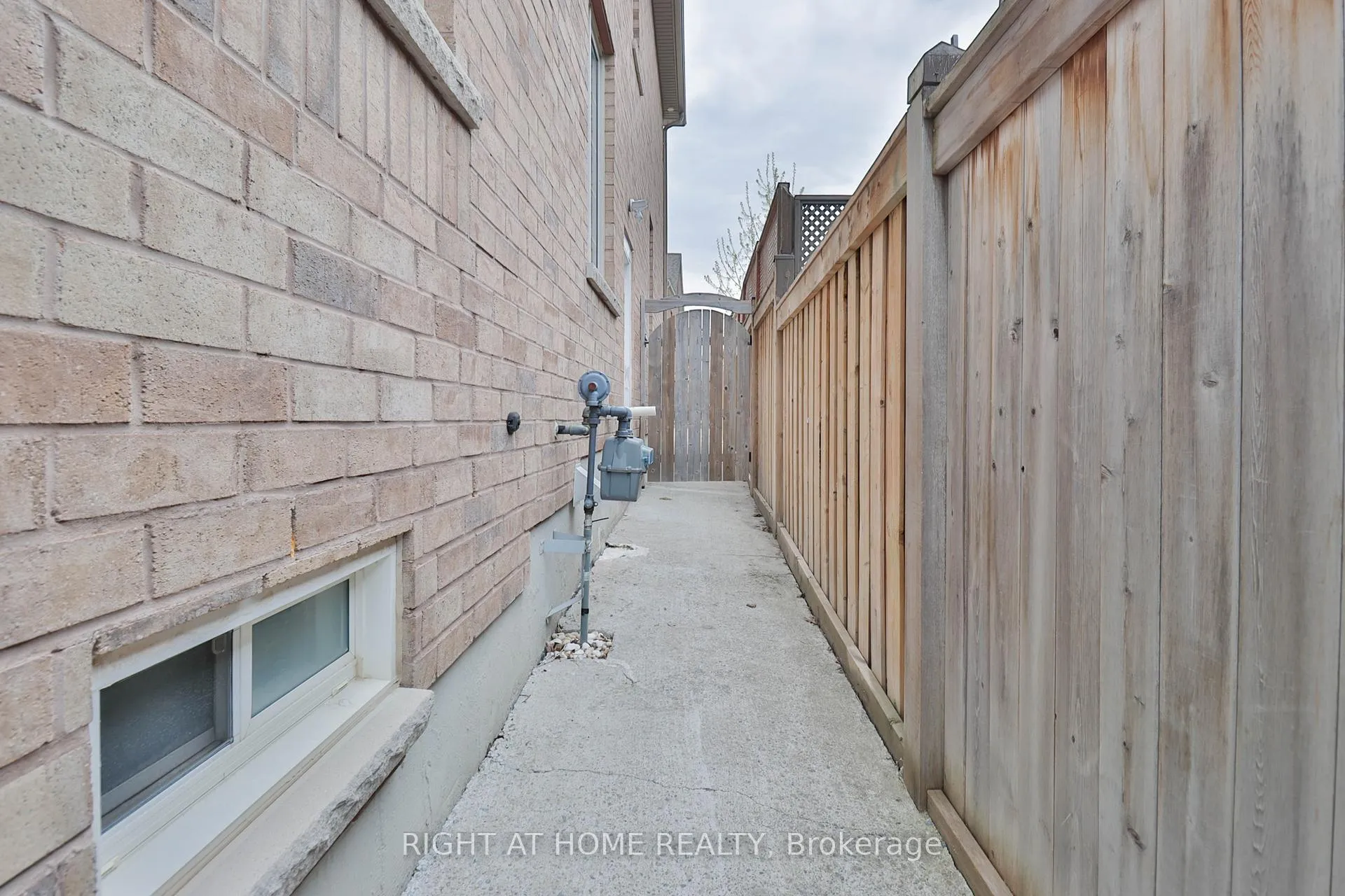 Photo 5 of Unit Bsmt, 186 Cosgrove Drive, Oshawa, Windfields — HOMEH