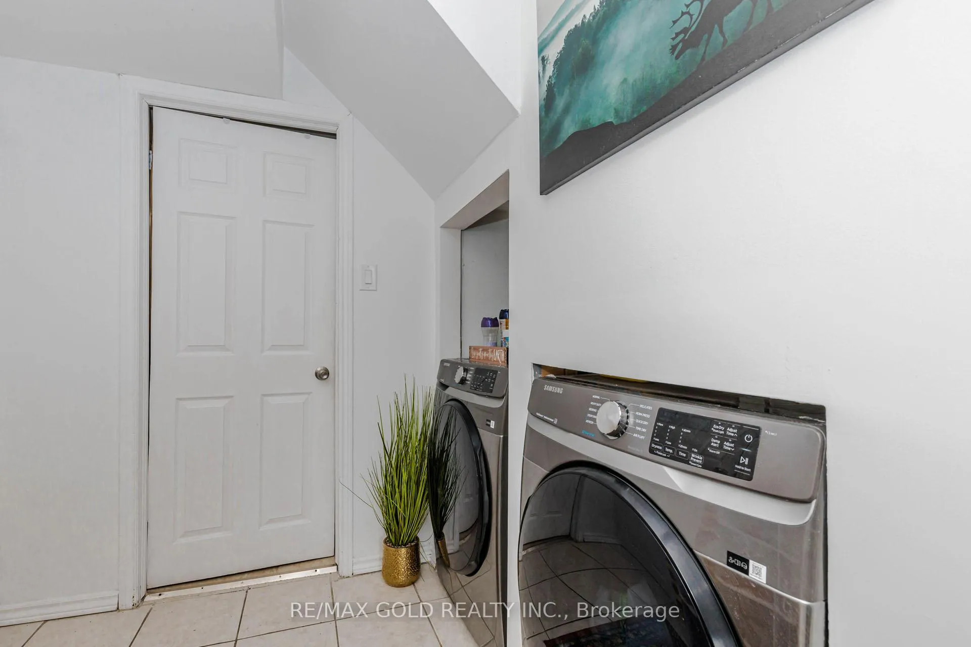 Photo 5 of 27 Fanshawe Drive, Brampton, Heart Lake West — HOMEH