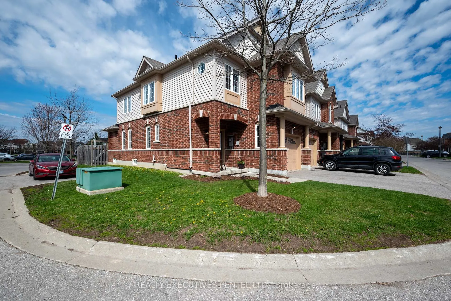 Photo 2 of 89 Lander Crescent, Clarington, Bowmanville — HOMEH