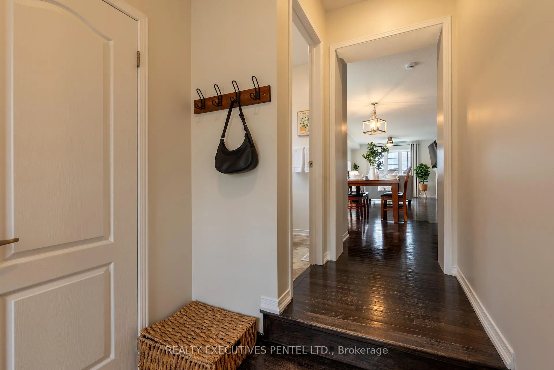 Photo 4 of 89 Lander Crescent, Clarington, Bowmanville — HOMEH