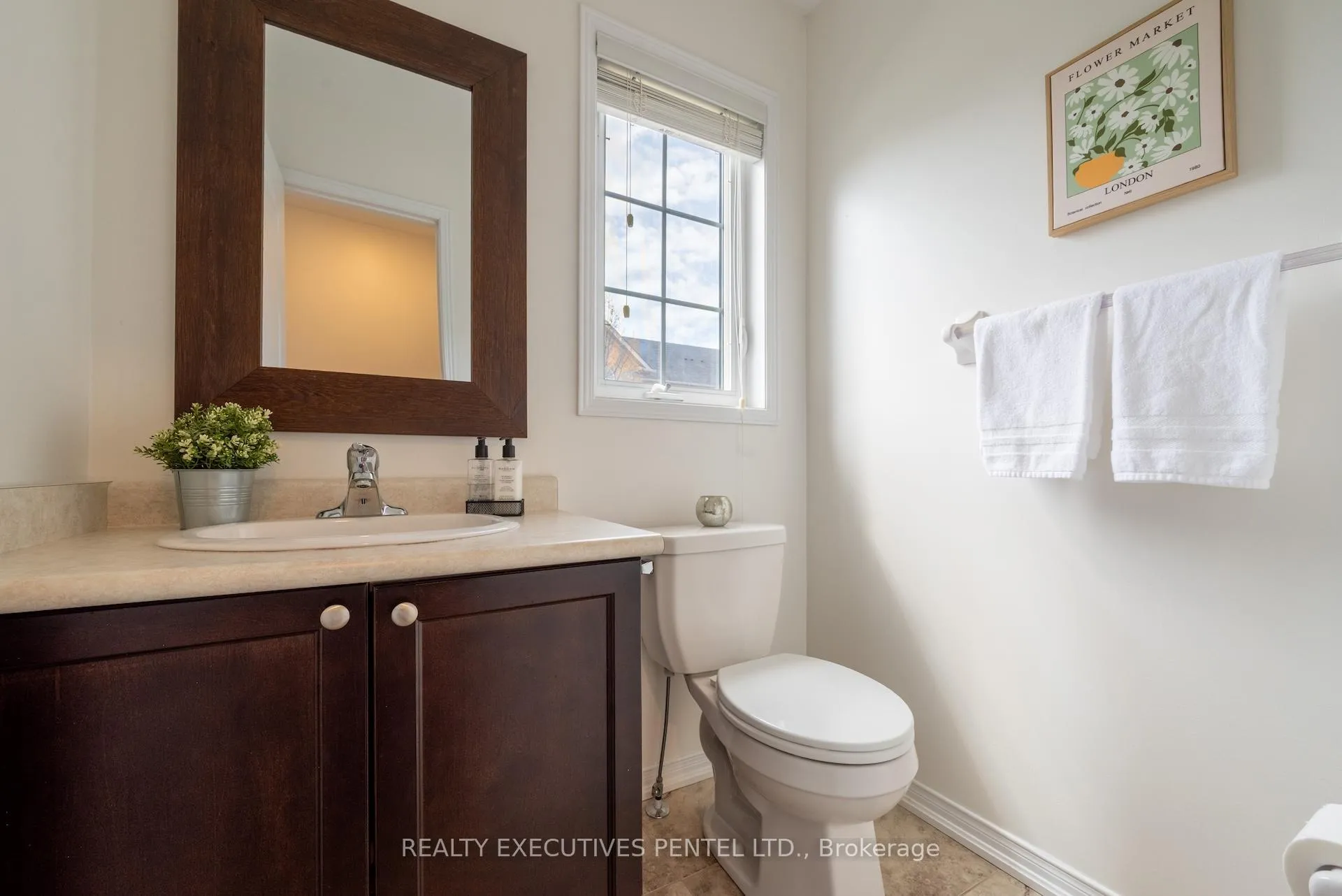 Photo 5 of 89 Lander Crescent, Clarington, Bowmanville — HOMEH