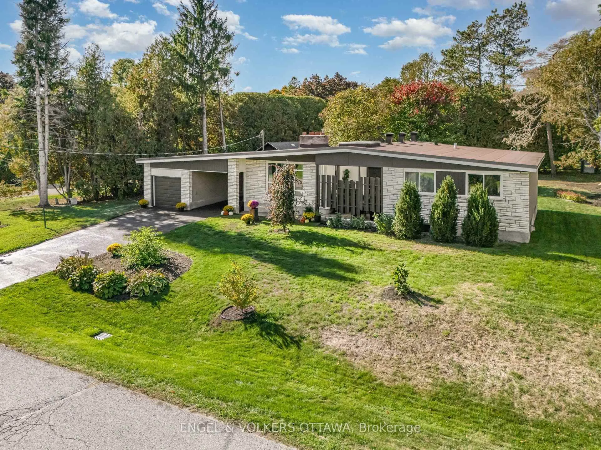 Photo 2 of 121 Grenfell Crescent, Ottawa, Grenfell Glen — HOMEH