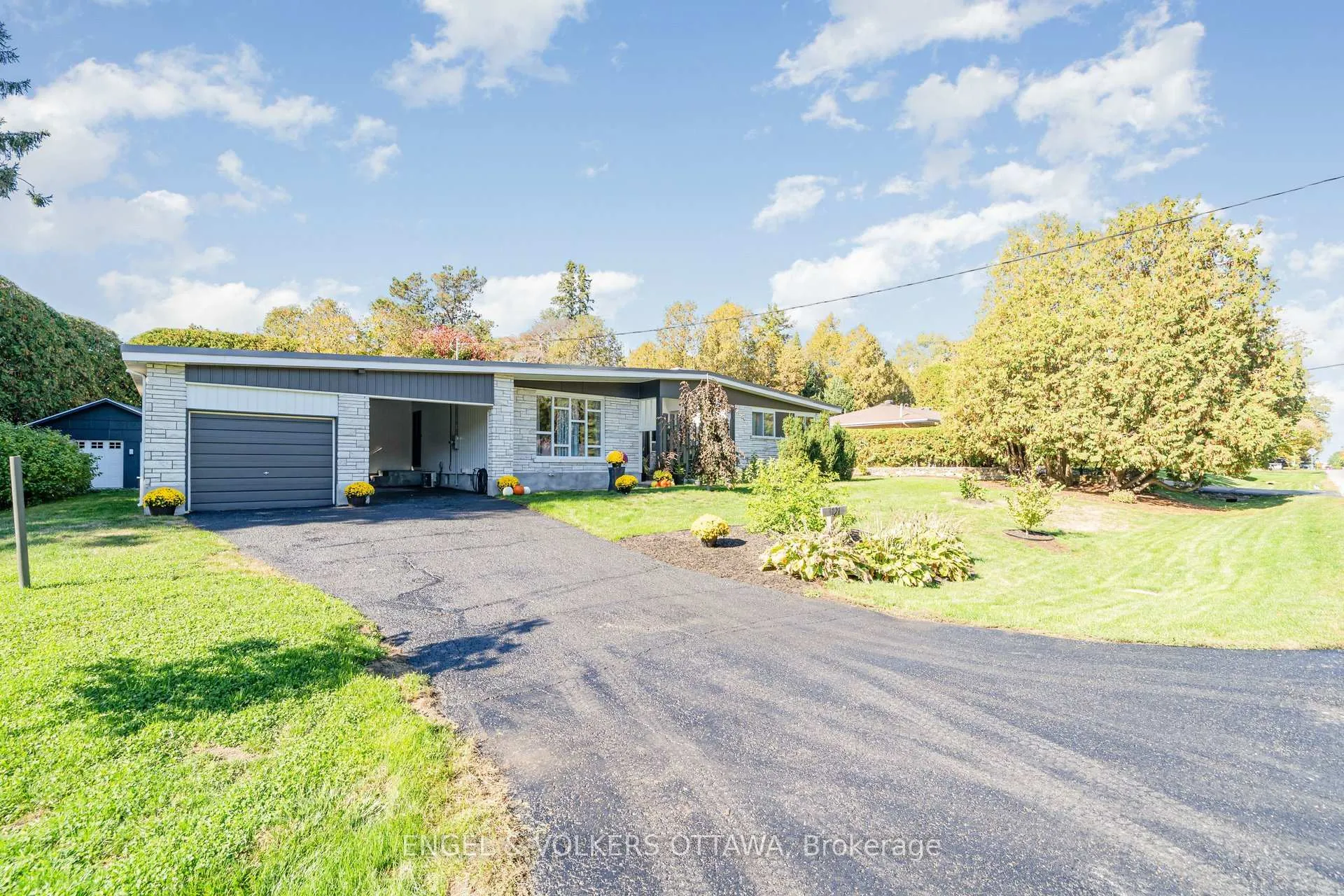 Photo 3 of 121 Grenfell Crescent, Ottawa, Grenfell Glen — HOMEH