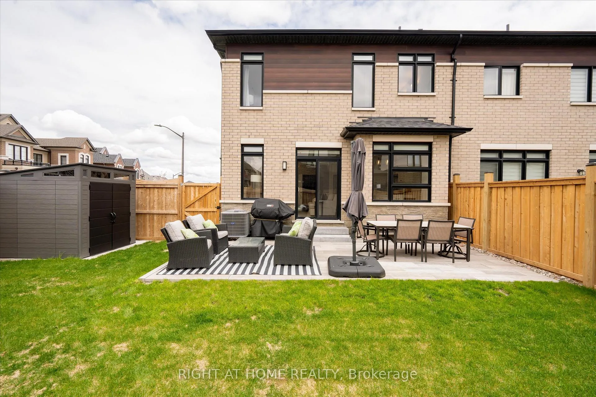 Photo 31 of 38 Van Wart Street, Whitby, Rural Whitby — HOMEH