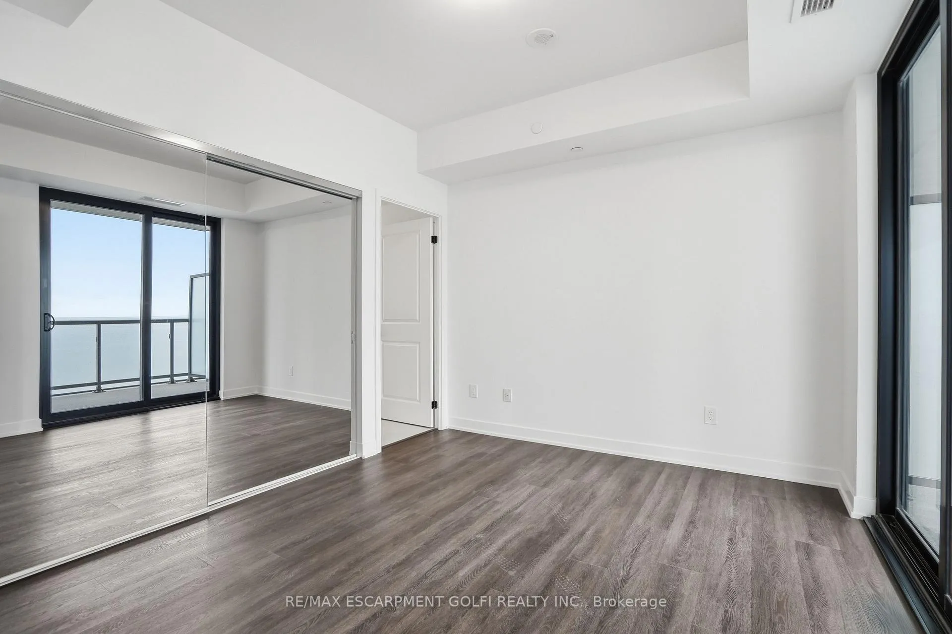Photo 13 of Unit 1408, 2075 Lakeshore Road, Burlington, Brant — HOMEH